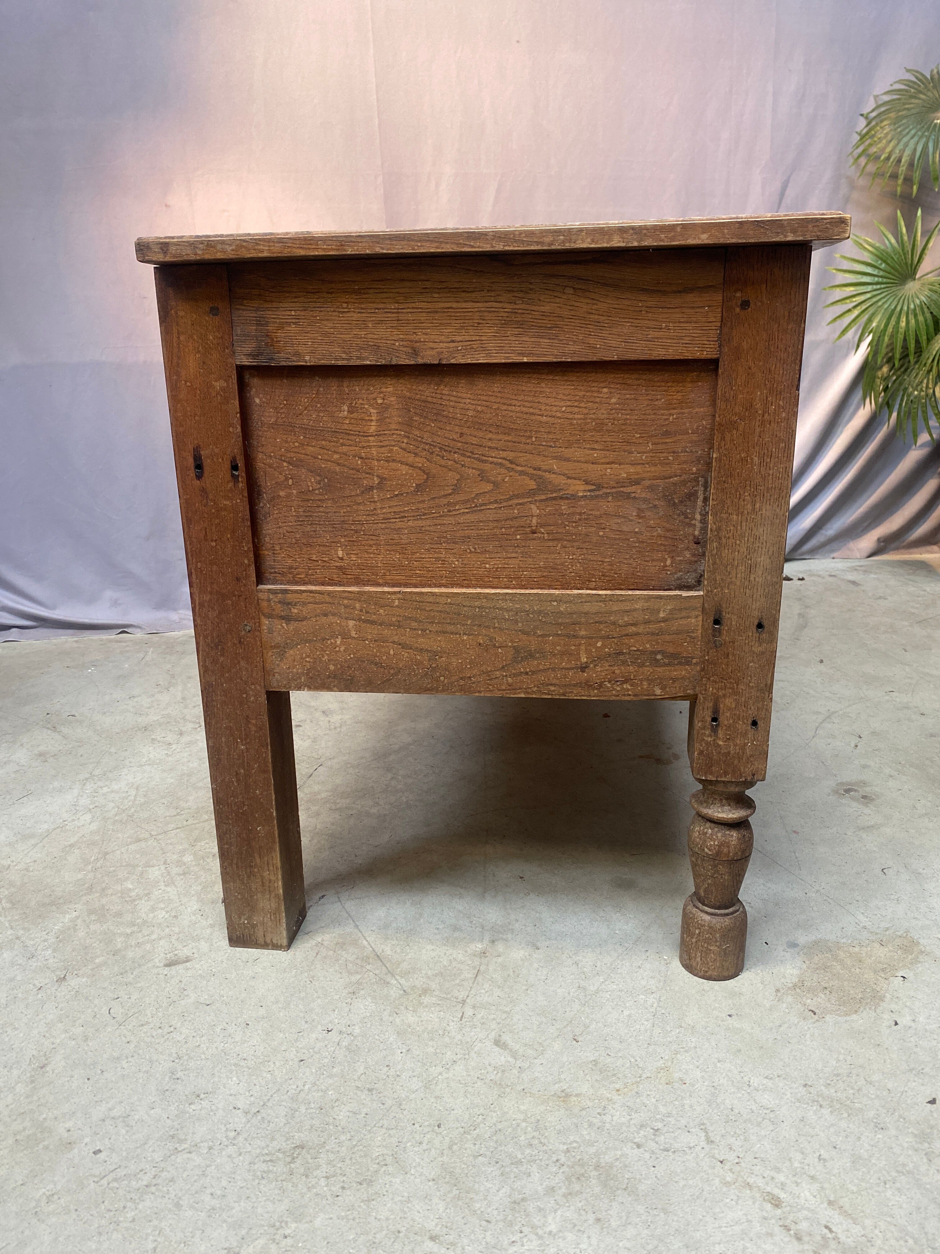 Oak tie with storage box