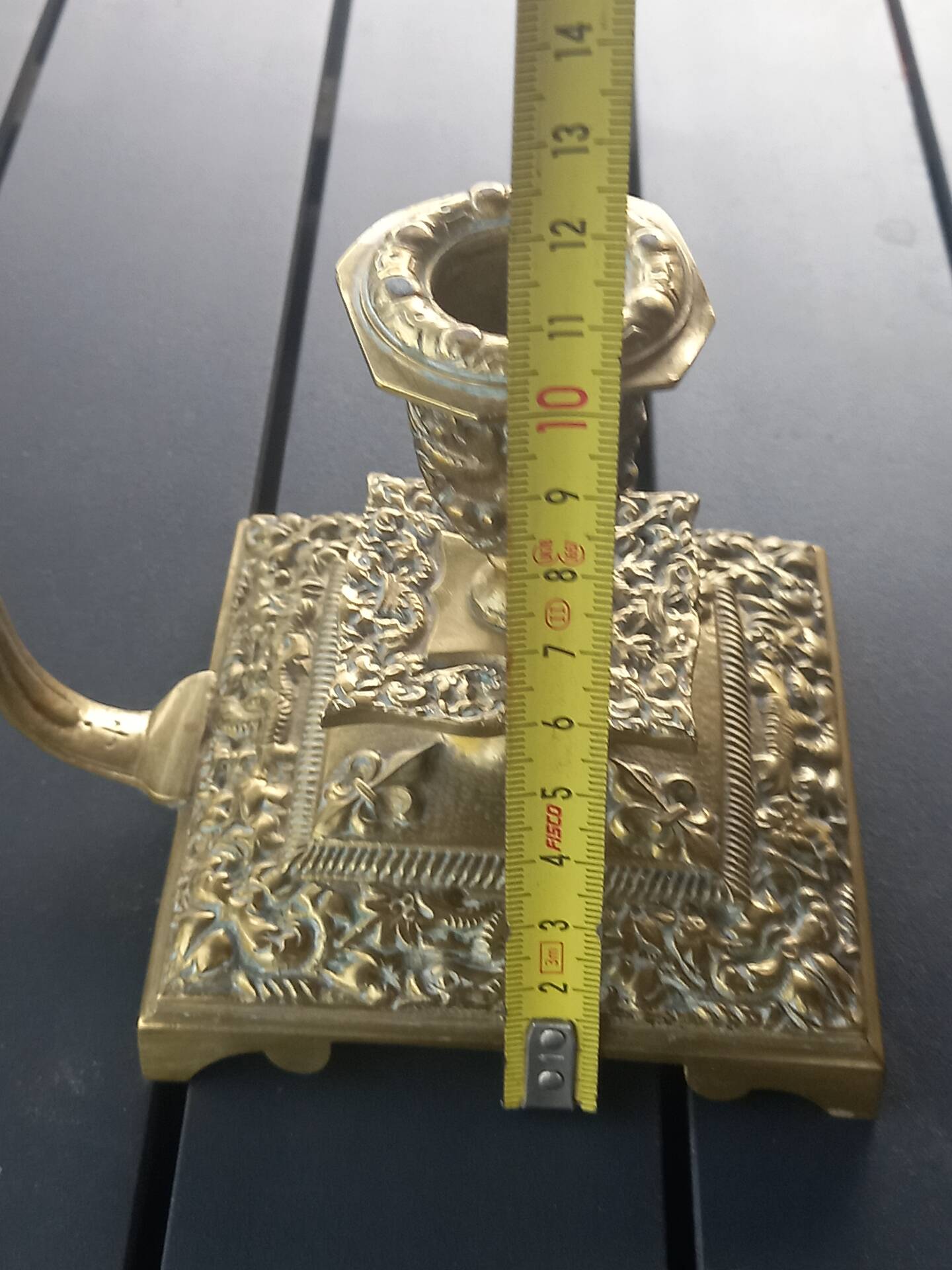 Hand candle holder