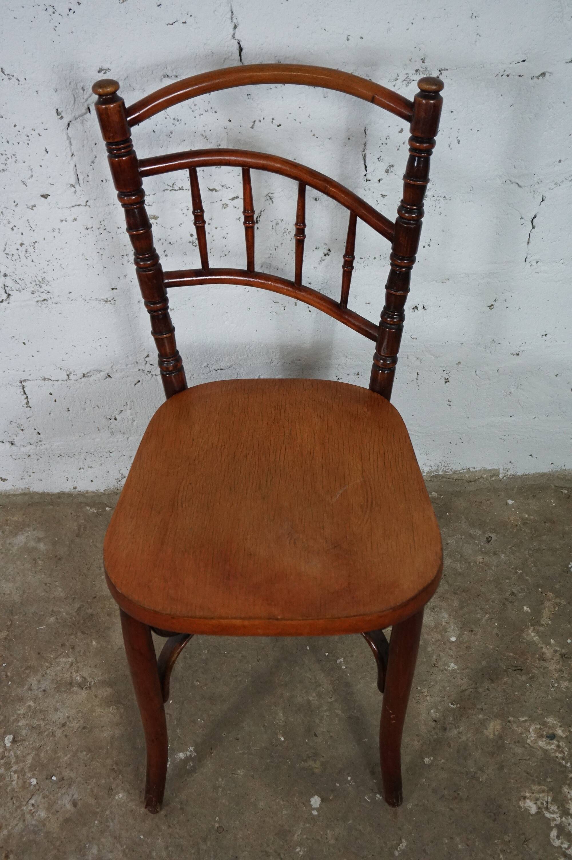 Antique bistro chair in turned wood from the early 20th century
