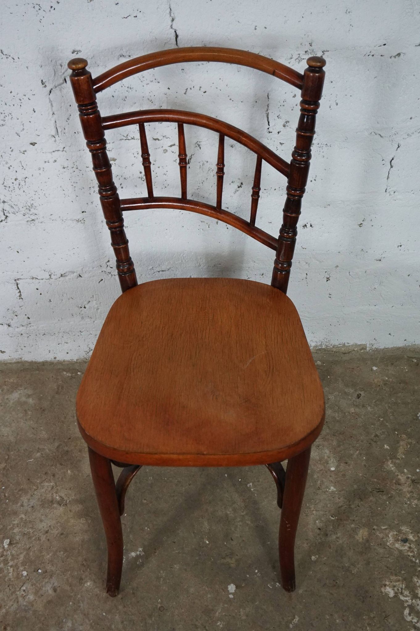 Antique bistro chair in turned wood from the early 20th century