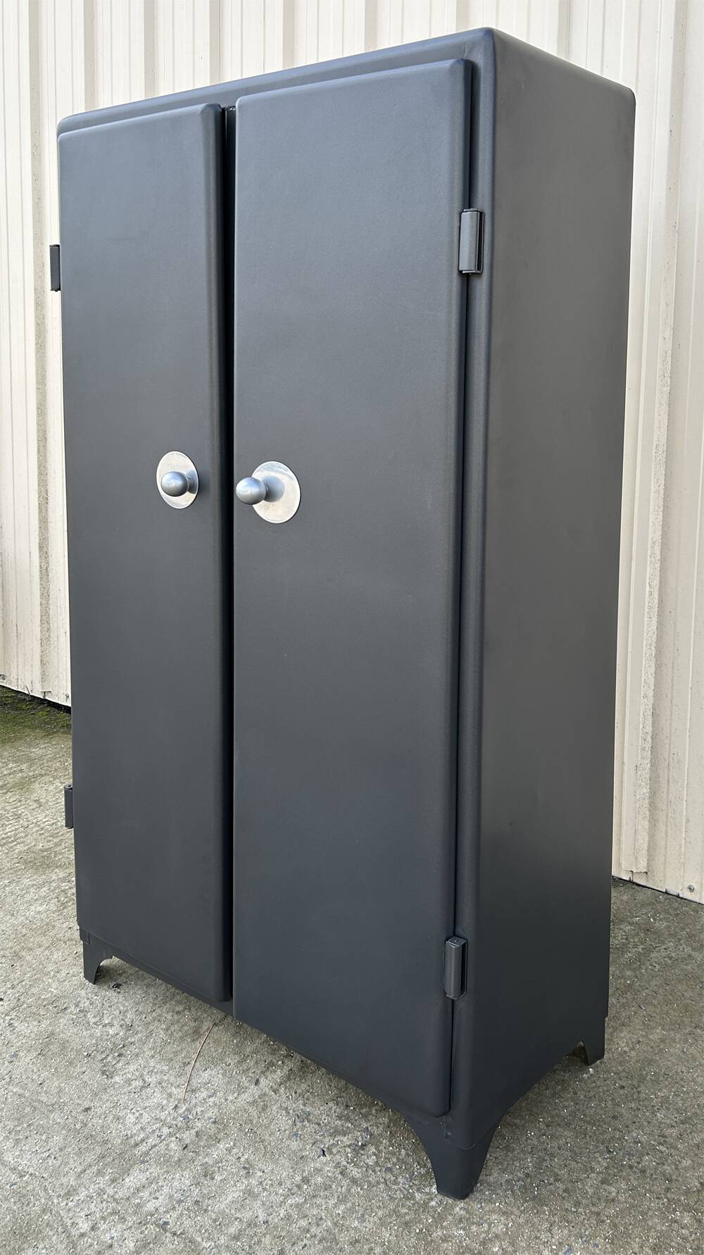 Metal kitchen cabinet, ball handles, 1950s