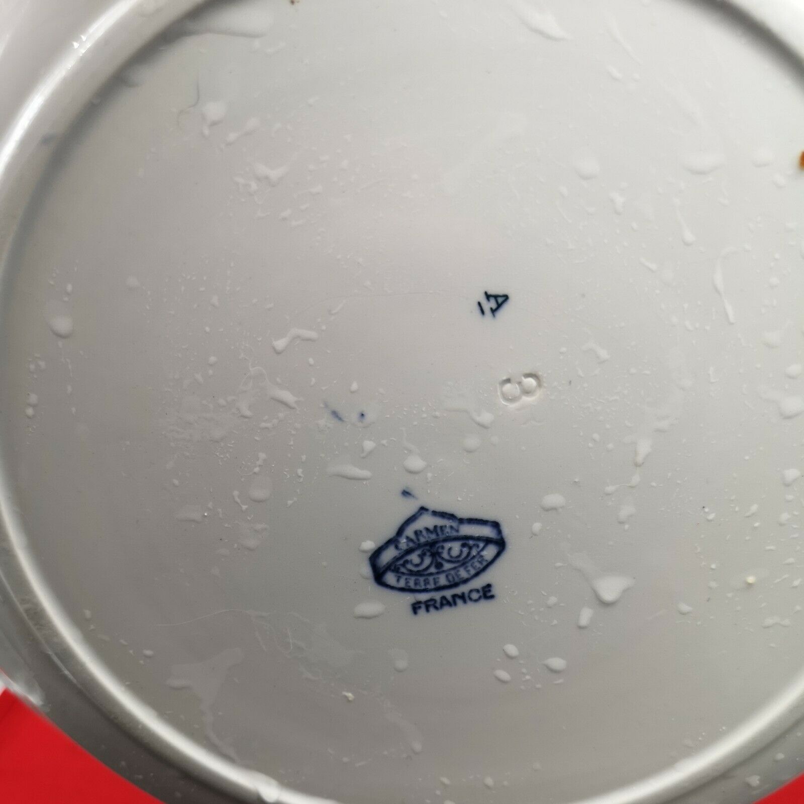 Hollow round flat in Sarreguemines earthenware model Carmen butterfly