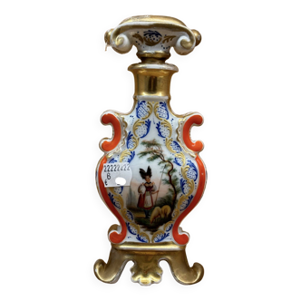 Petit vase en porcelaine (B)