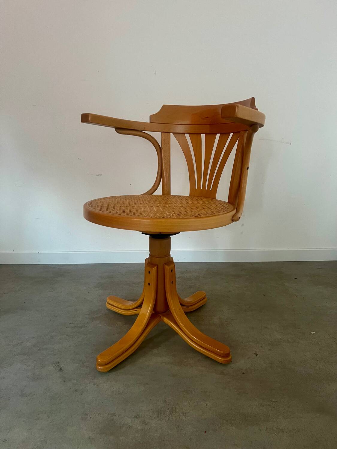 Old “American” office armchair in blond oak wood, curved cannage design, 60s vintage