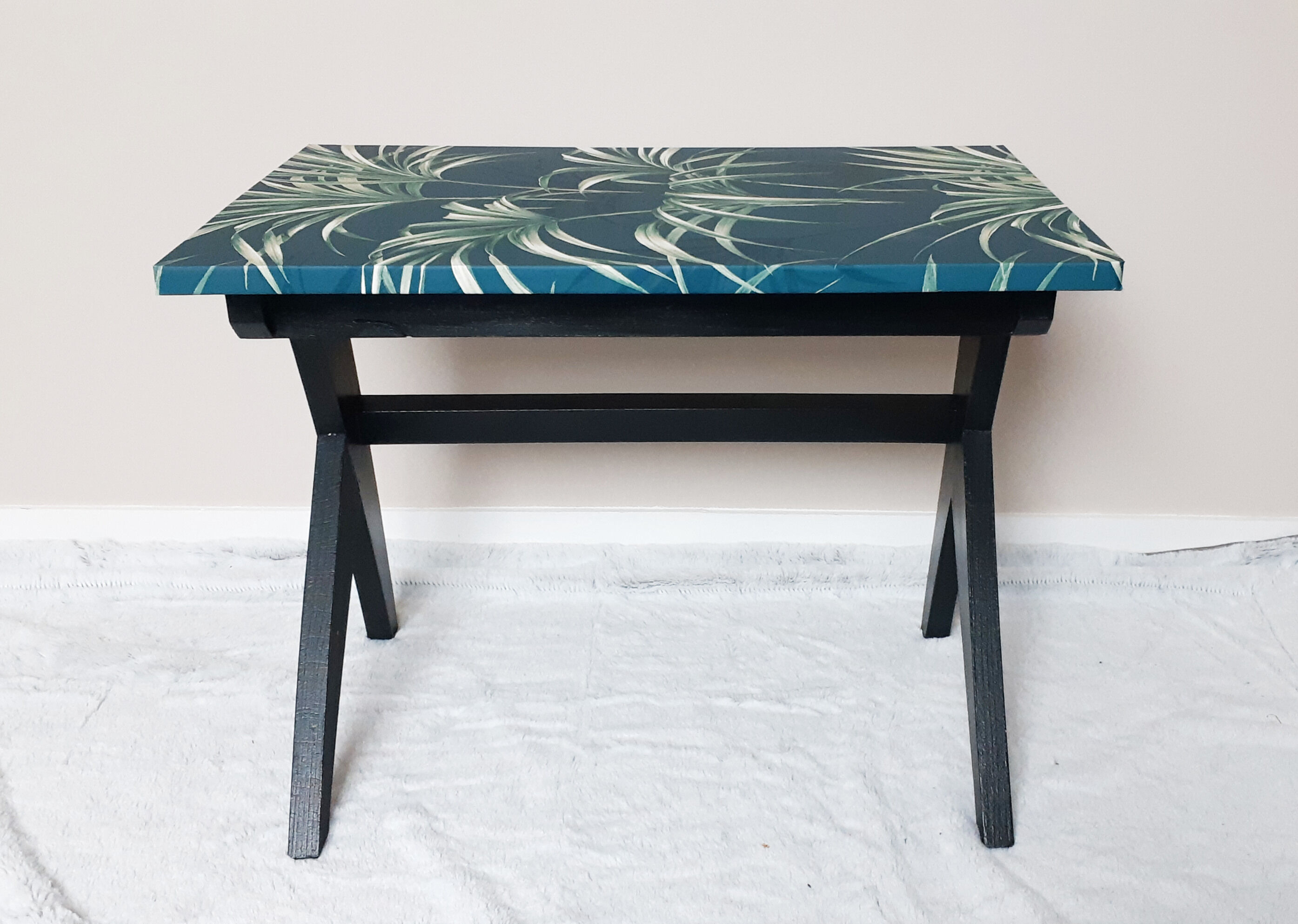 Low table feet compass