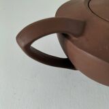 Japanese teapot in red clay engraved with integrated filter.