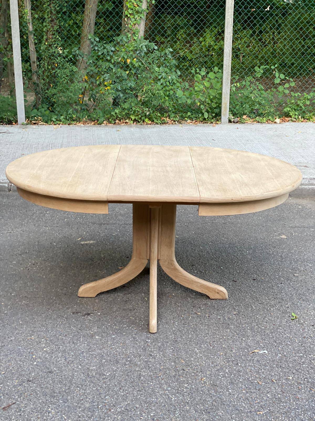 Renovated Scandinavian dining table in solid oak with a central leg from the 1970s.