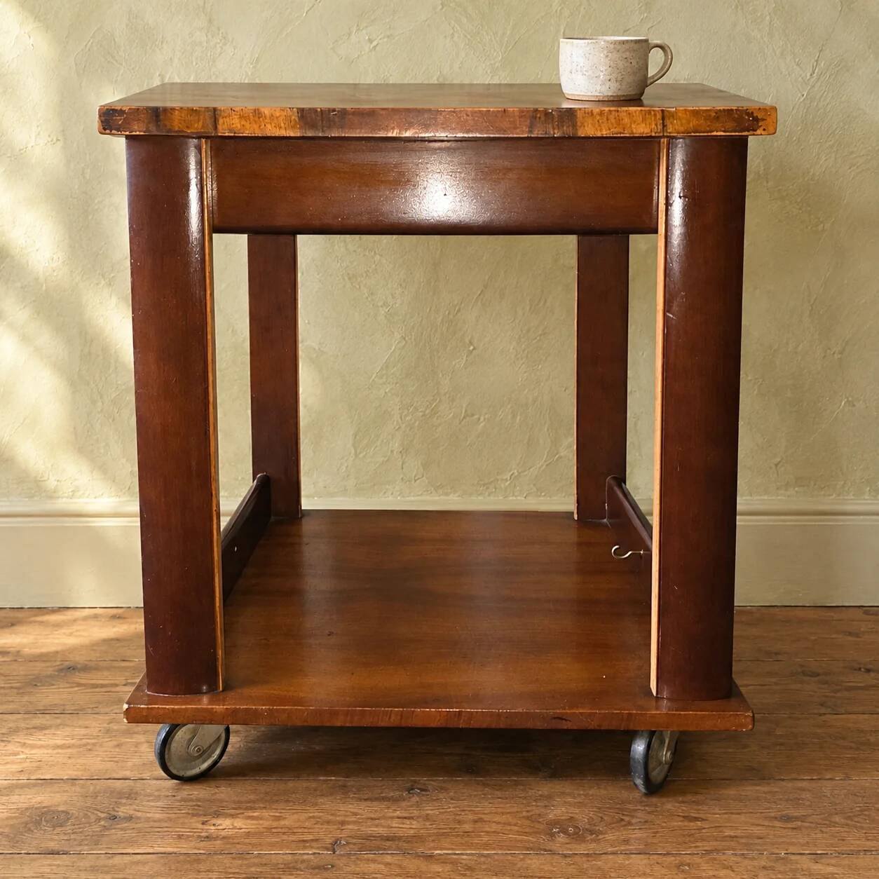 Table d’appoint / desserte Art déco en bois sur roulettes