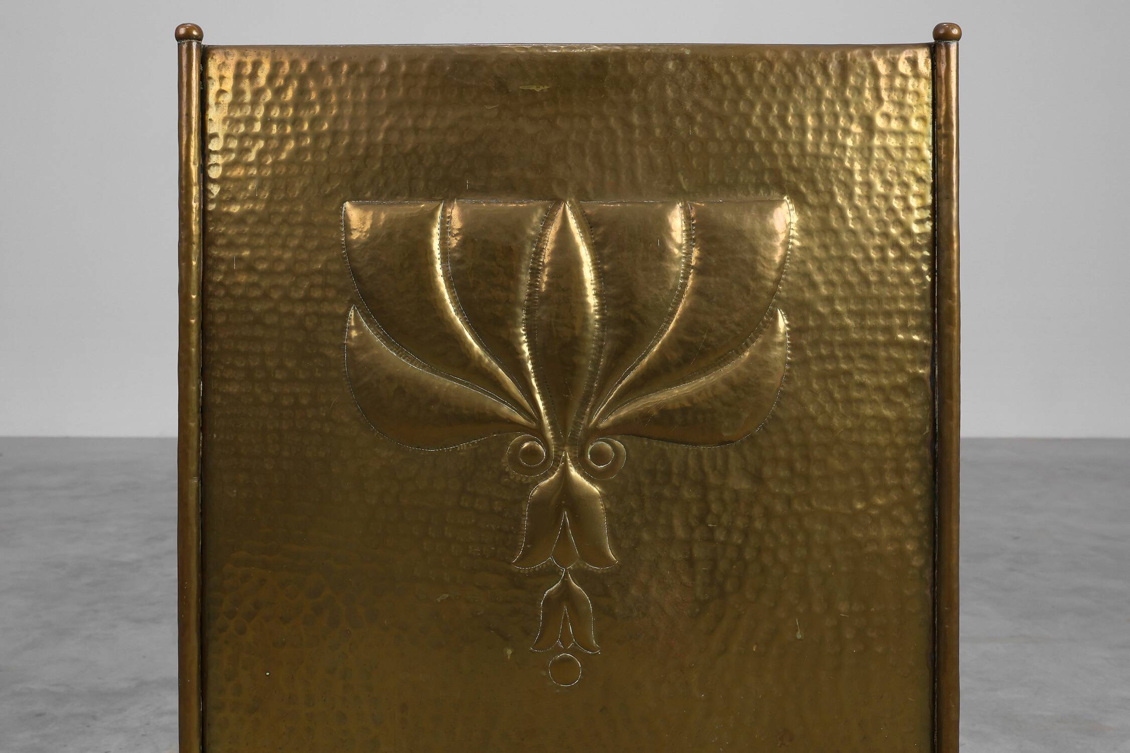 Écran de cheminée en cuivre martelé Art Déco élégant, France années 1920