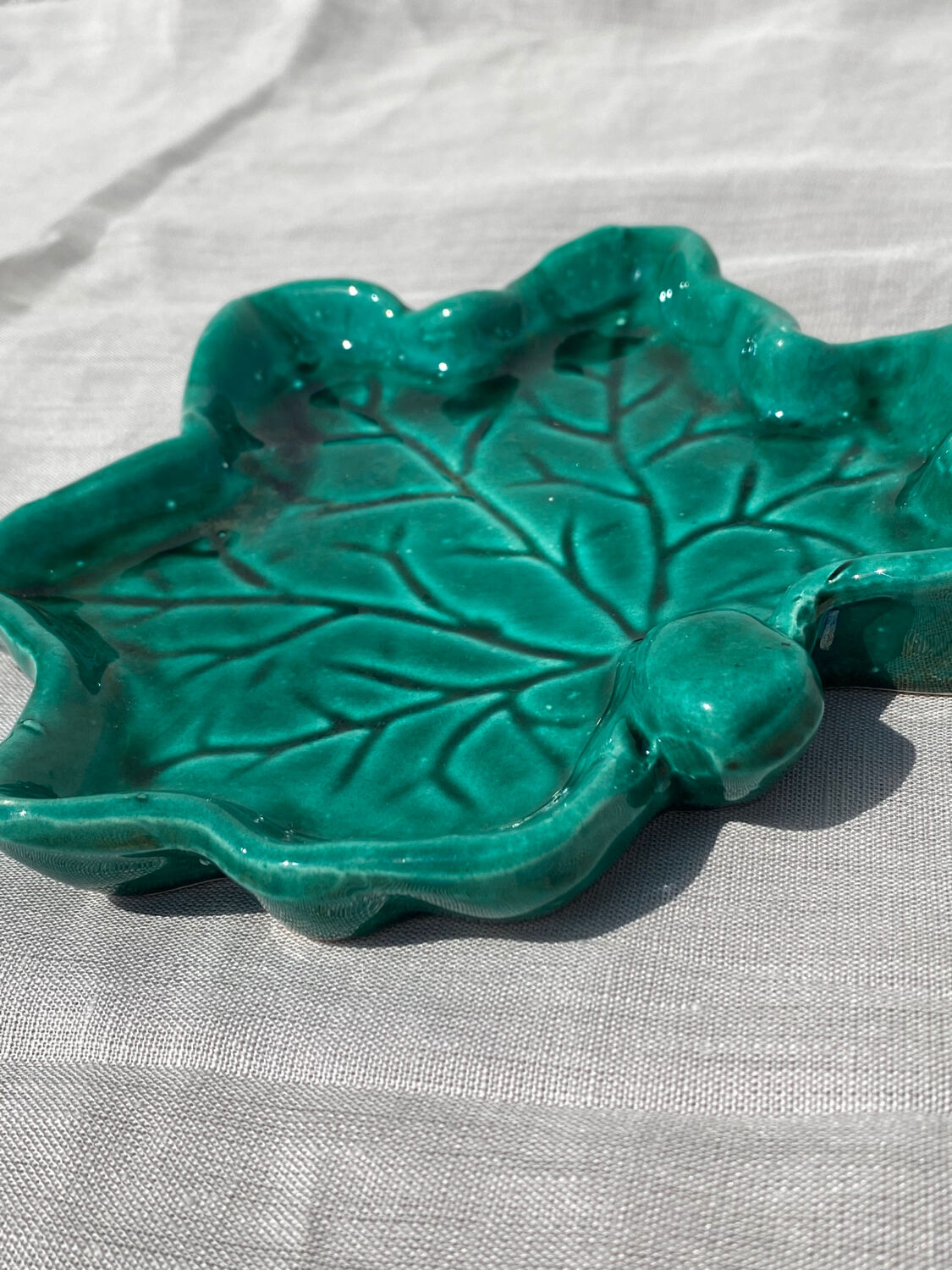 Vallauris leaf-shaped slip cup