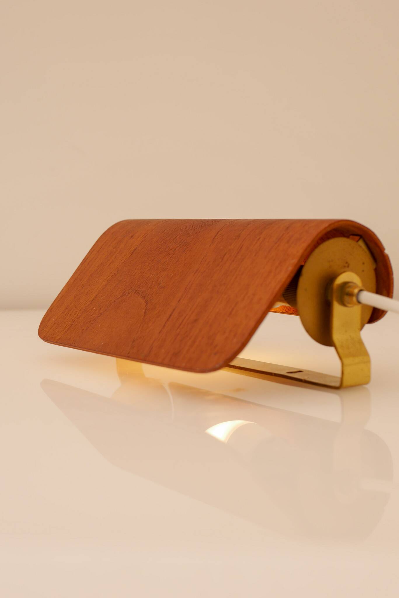 Applique en teck vintage. Design scandinave classique du milieu du siècle moderne.