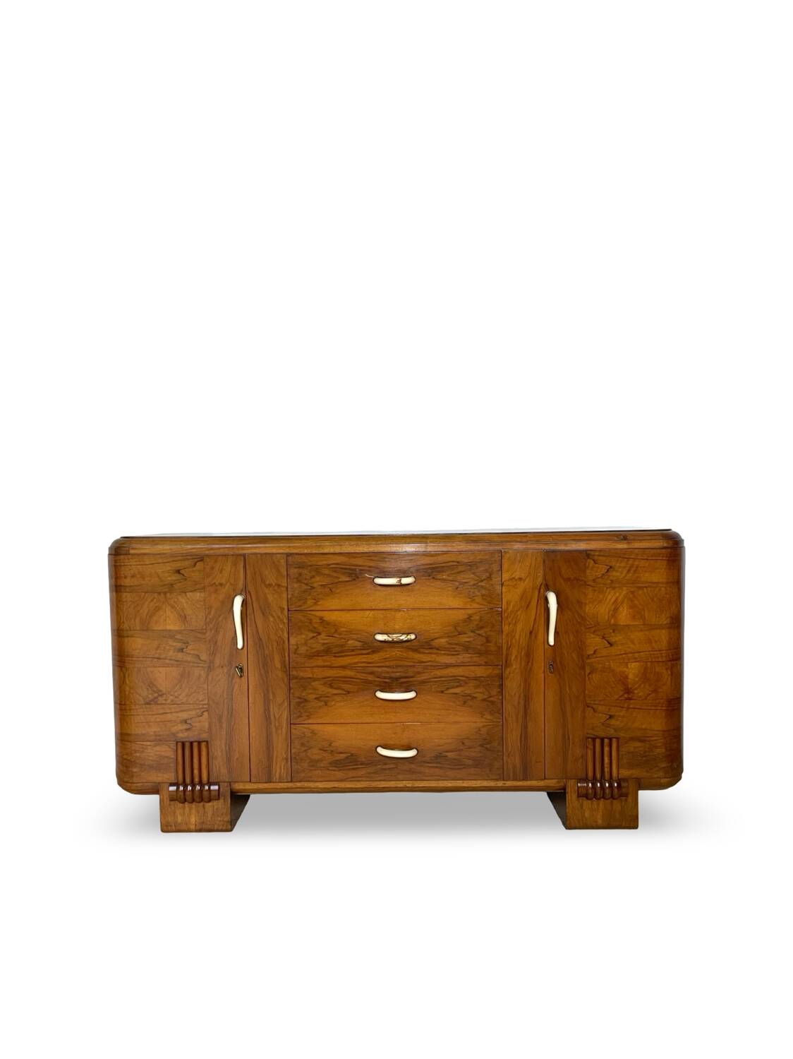 Buffet en noyer Art déco italien, de grande qualité.