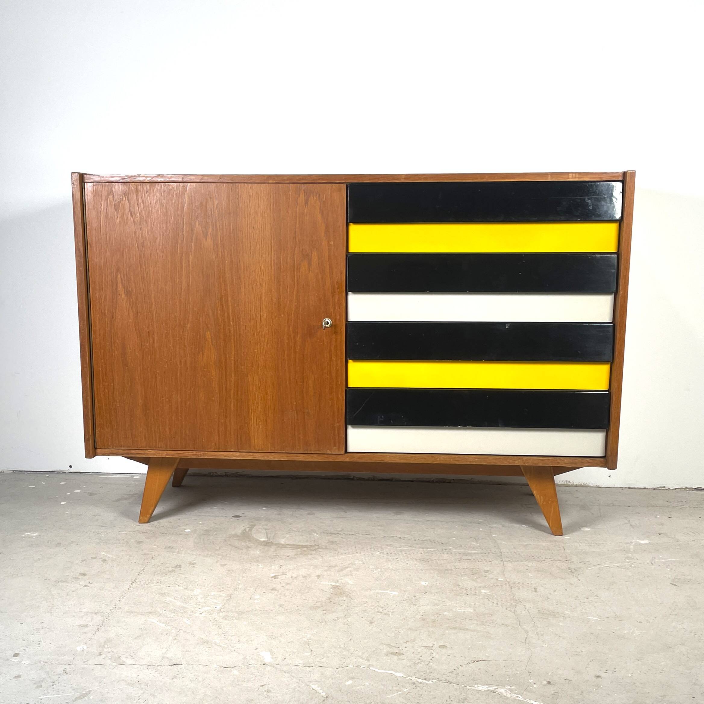 Buffet U458 de Jiří Jiroutek, tiroirs colorés