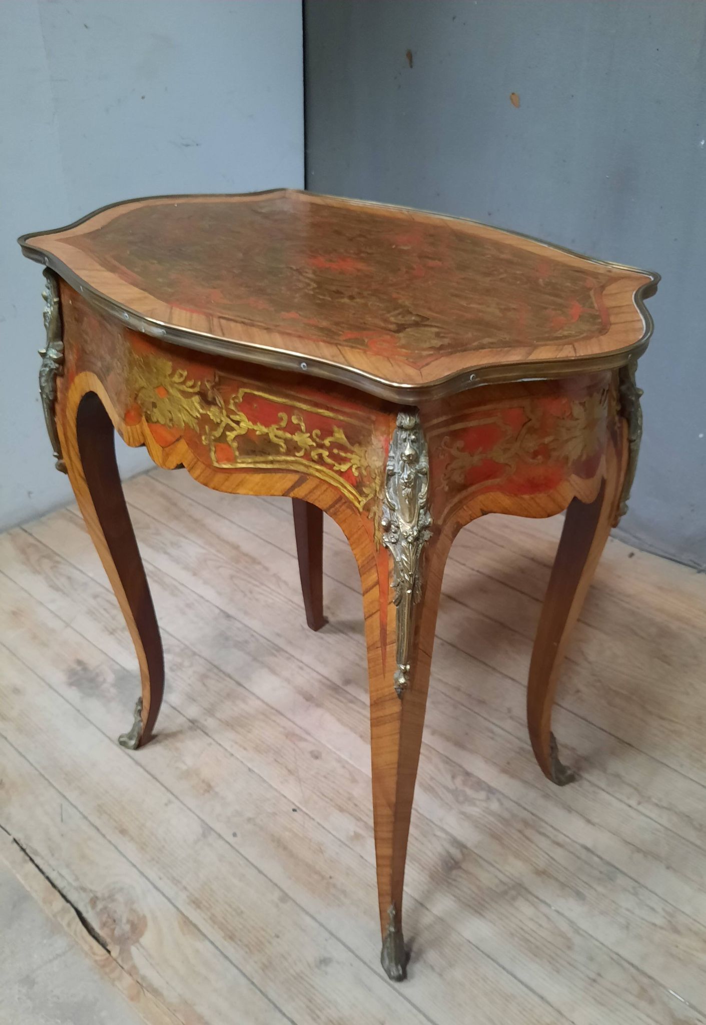 Table  Louis XV  en marqueterie rouge