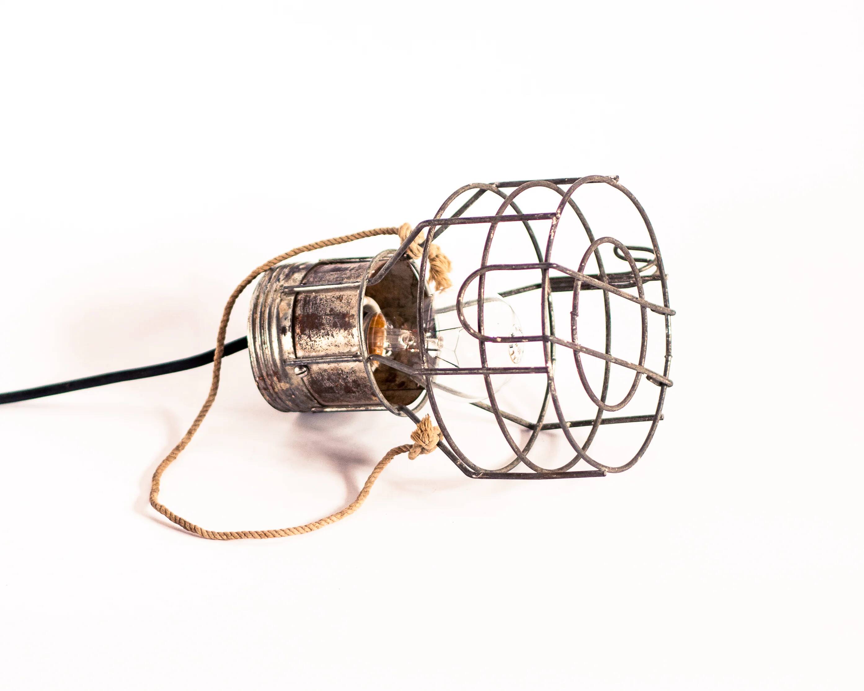 Lampe cage d’atelier industrielle