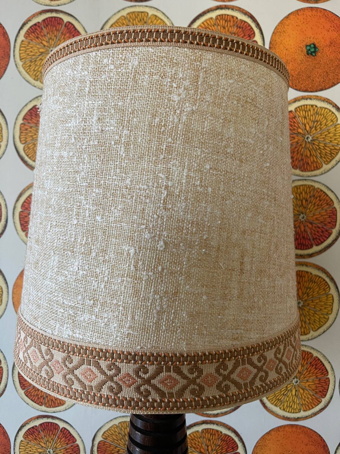 Turned wooden lamp bintahe