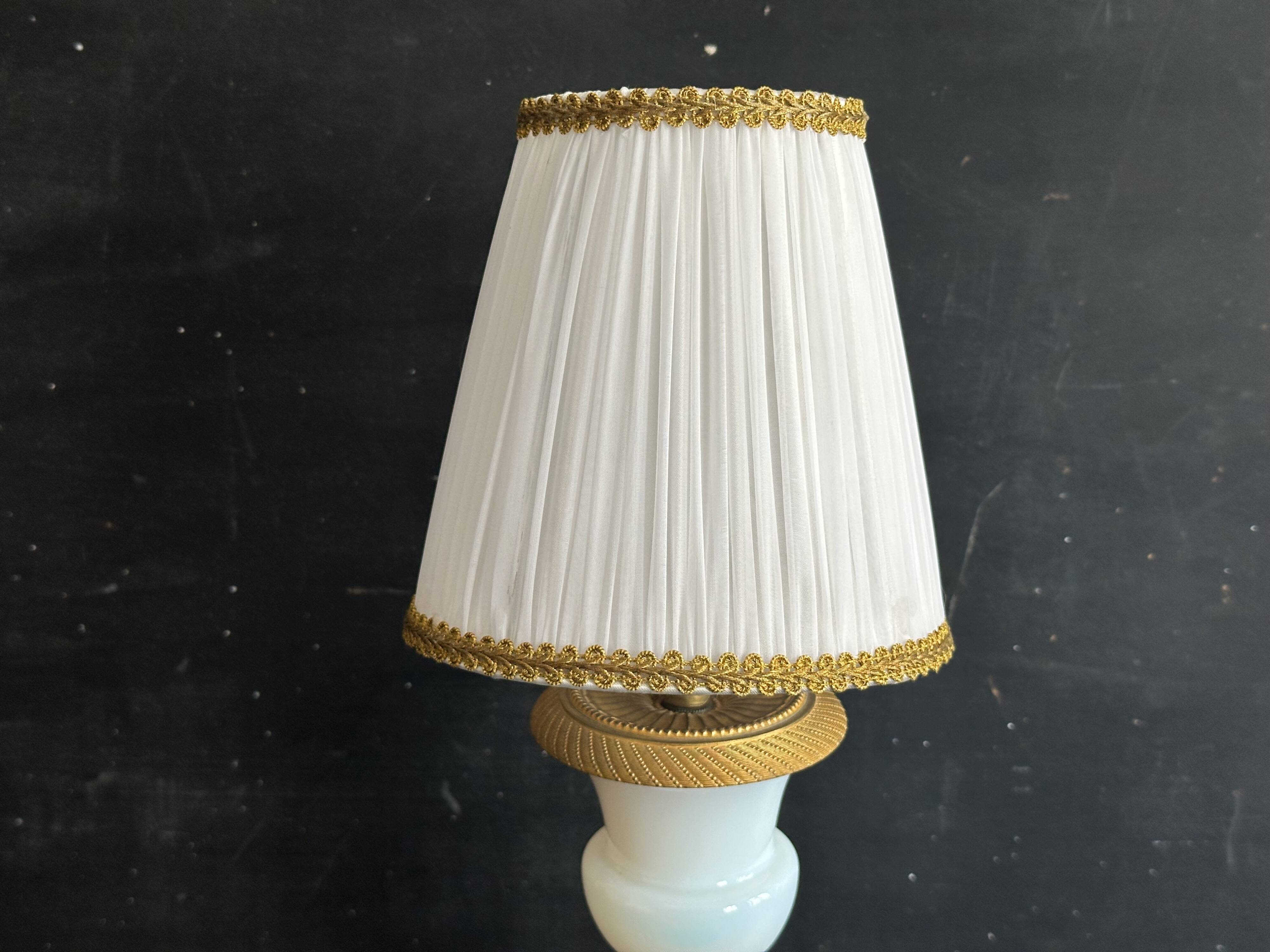 Lampe XIXe en opaline blanche et métal doré