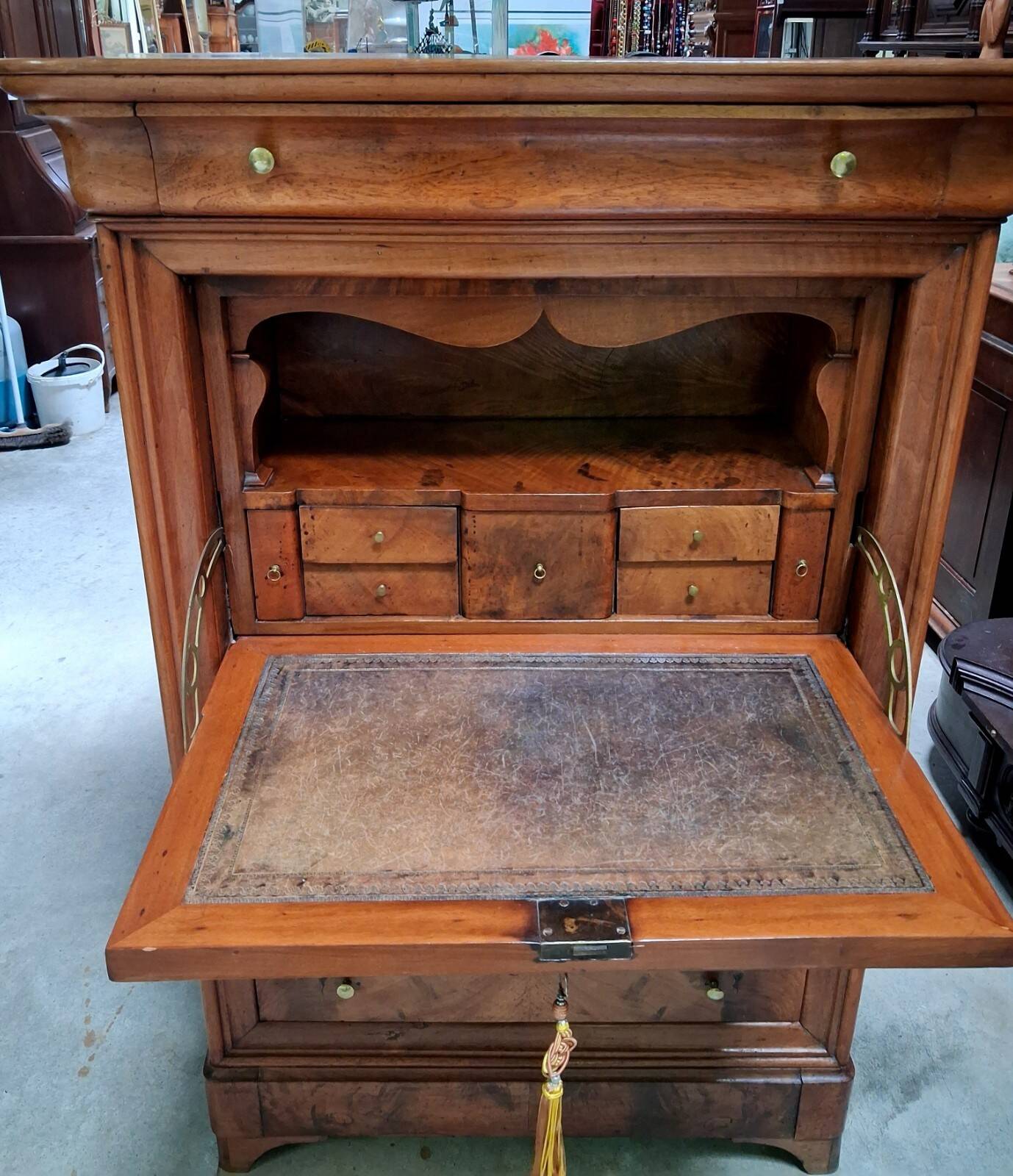 Important secretary in walnut from the Louis Philippe period, 19th century.