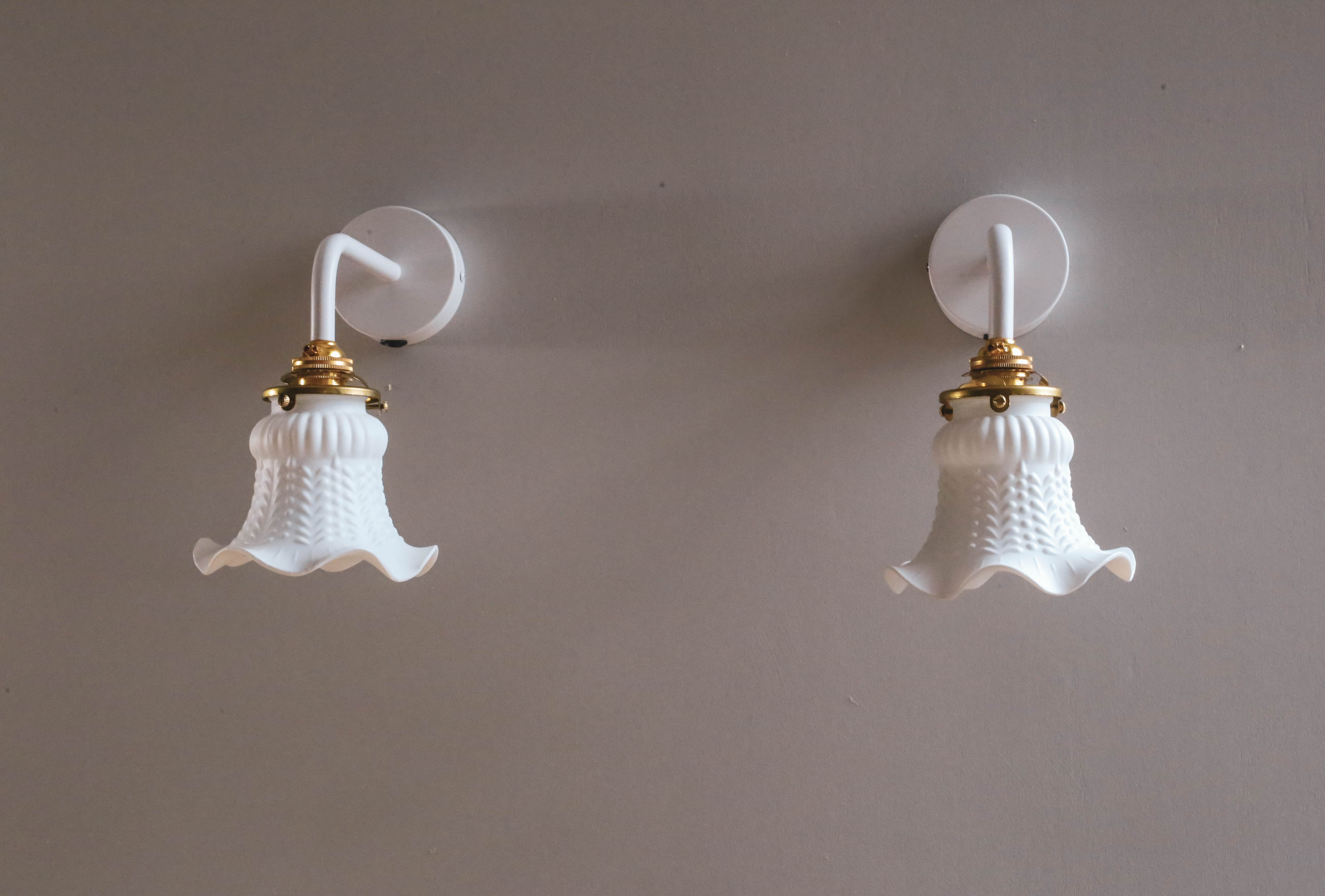 2 wall sconces in tulip glass painted white