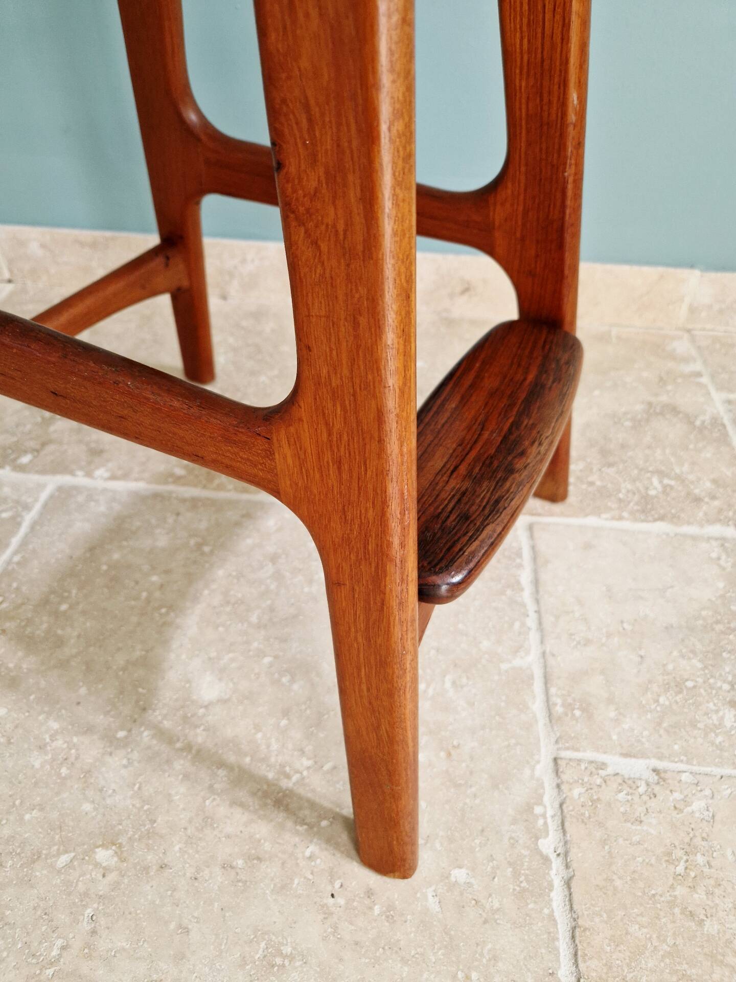 Scandinavian stool in solid teak, design by Erik Buch, Denmark, 1960.