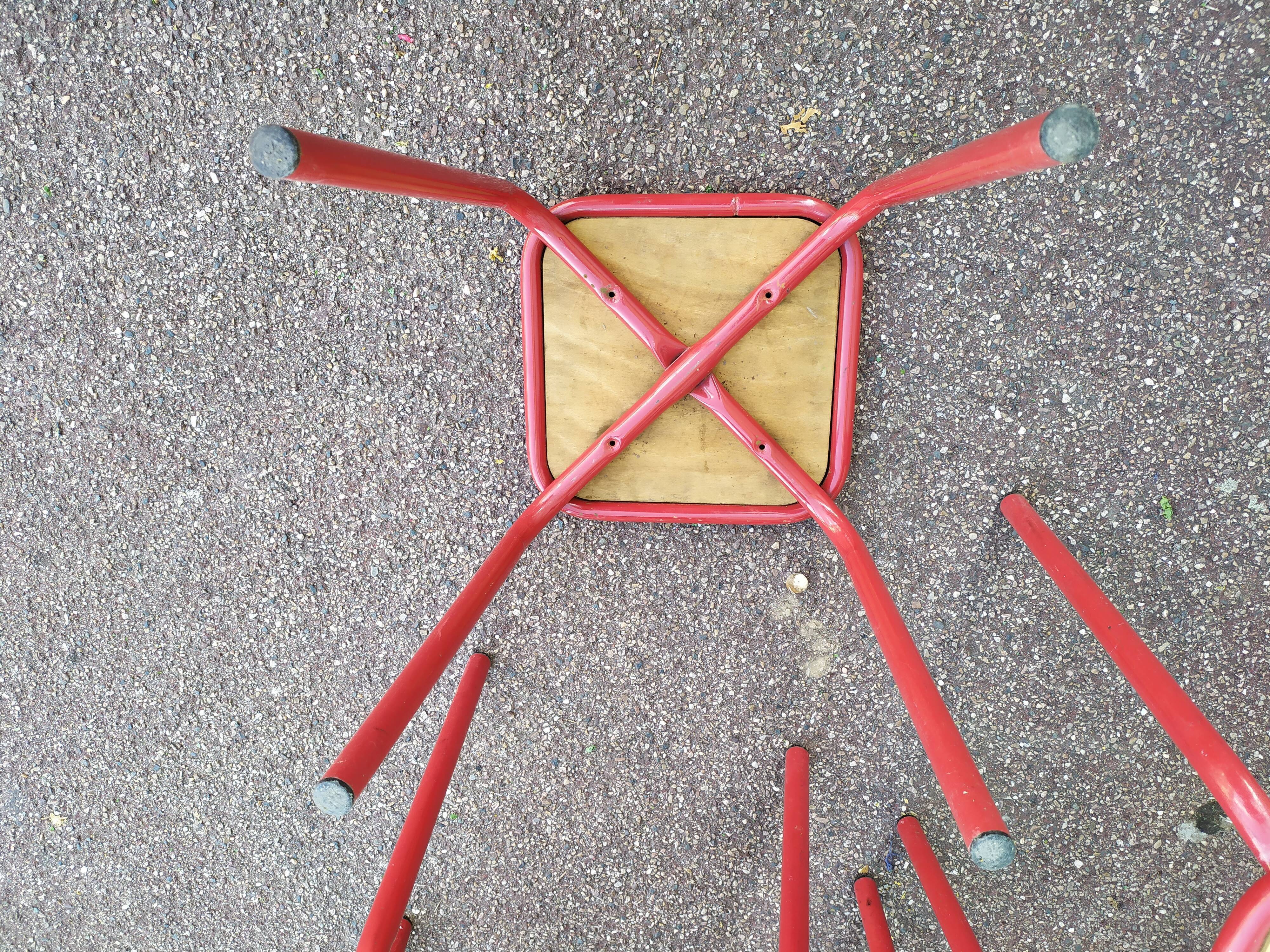 Lot de 10 tabouret bas carré en métal rouge - bois - atelier - industriel