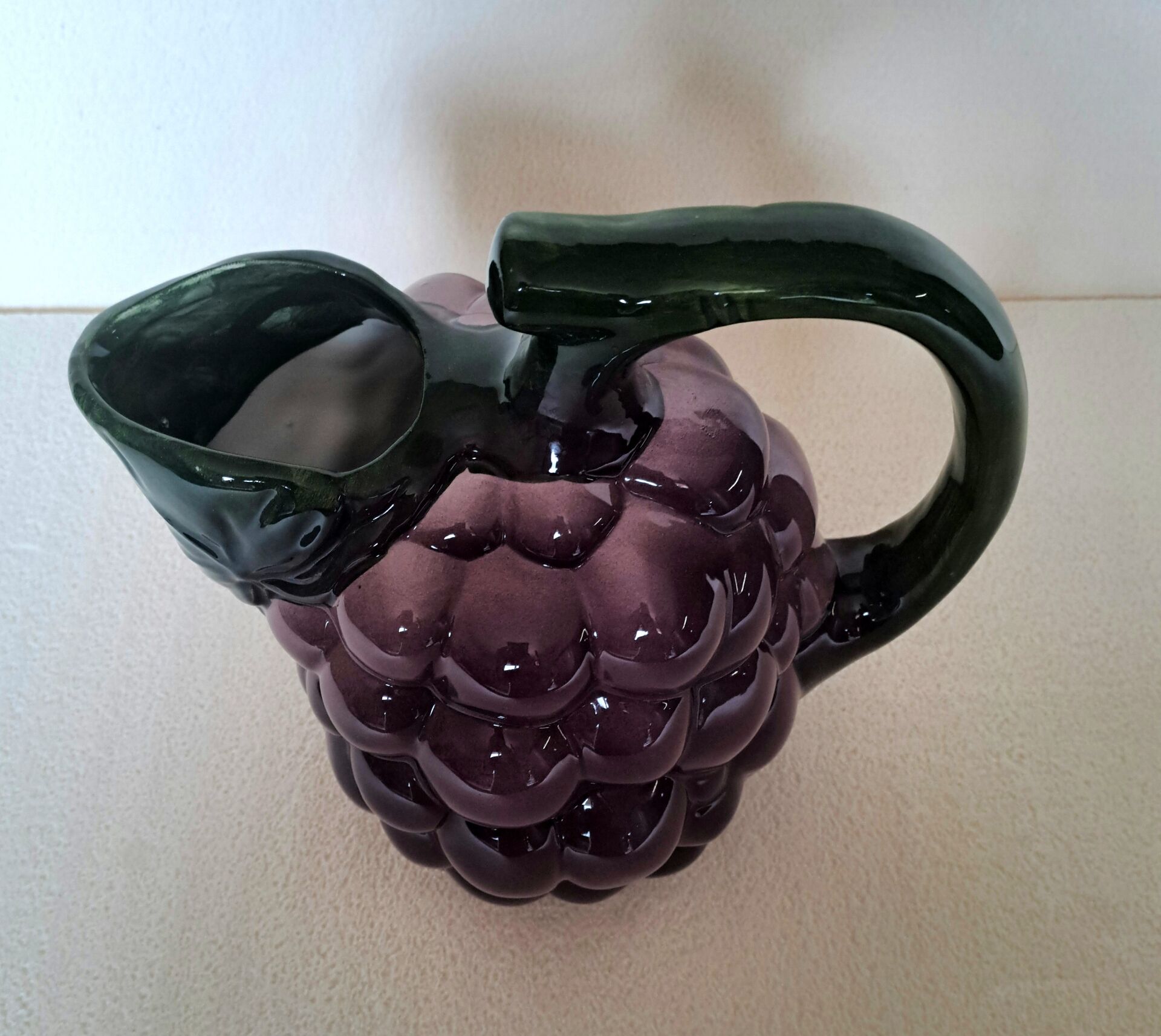 Jug in slipware Grape cluster