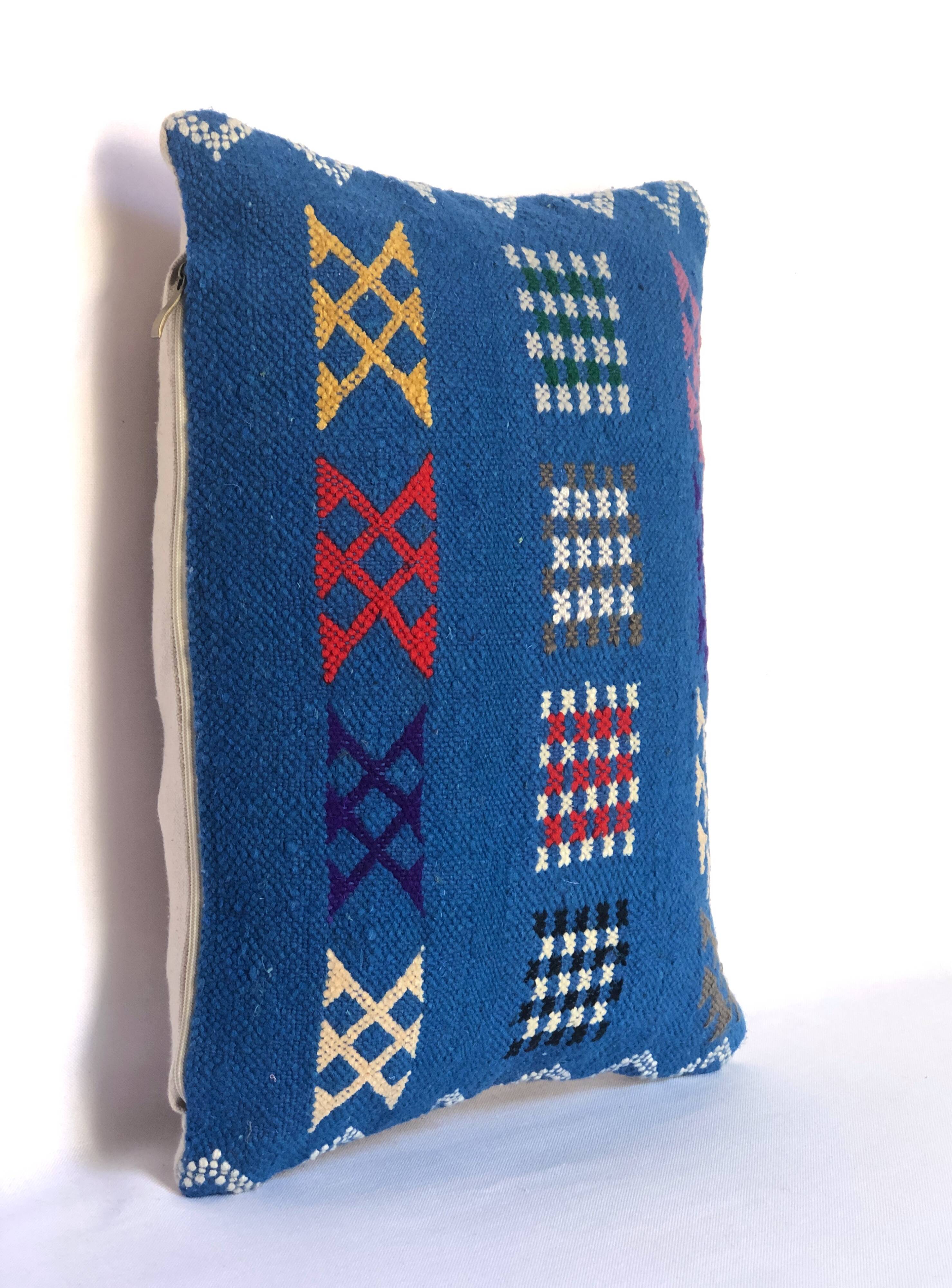 woven velvet cushion, very lively thanks to its bright colours.