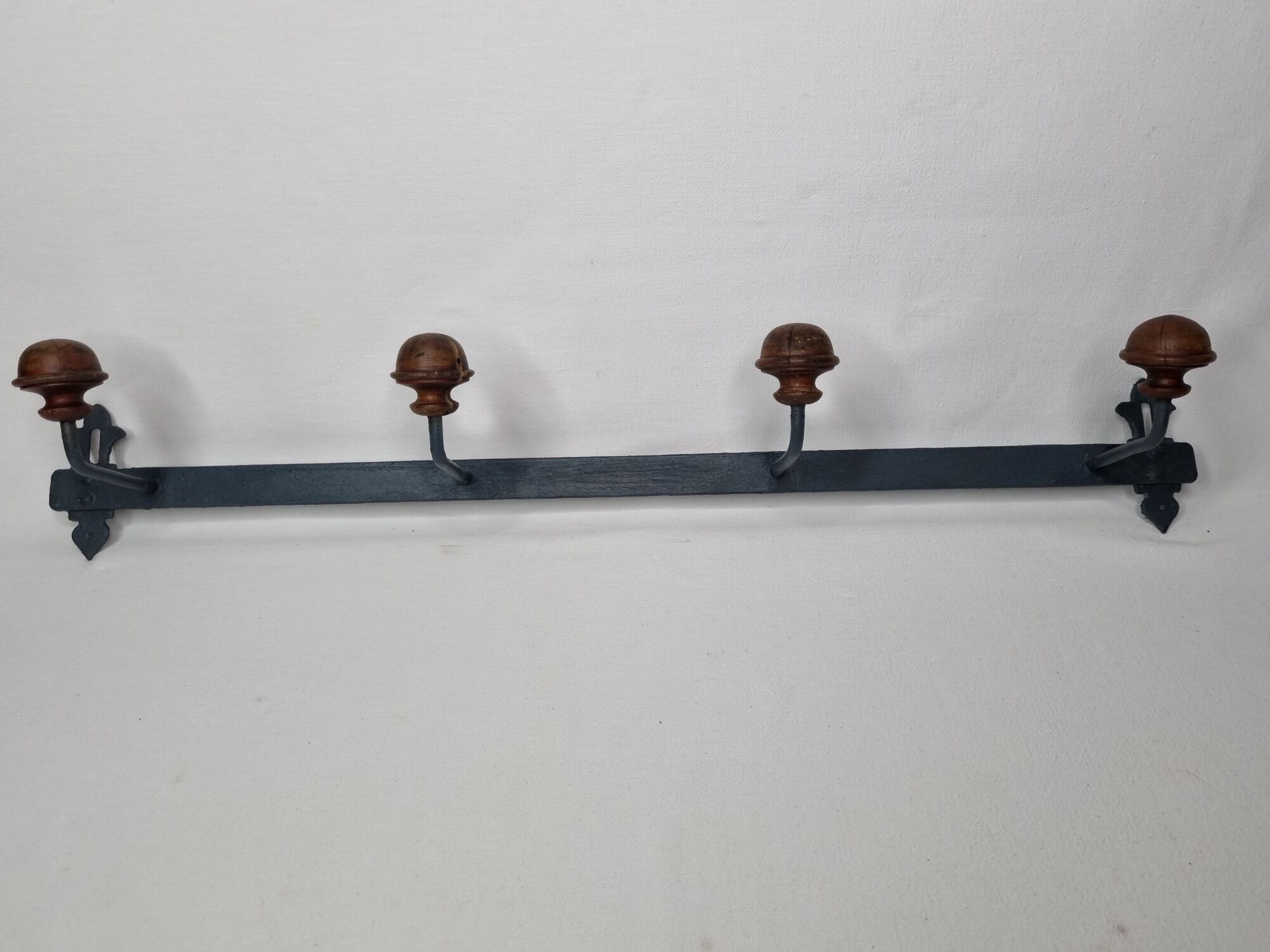 Old wall doormanteau in metal and wood 1900, 4 patères