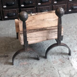 Chenets adorned with a steel golf ball