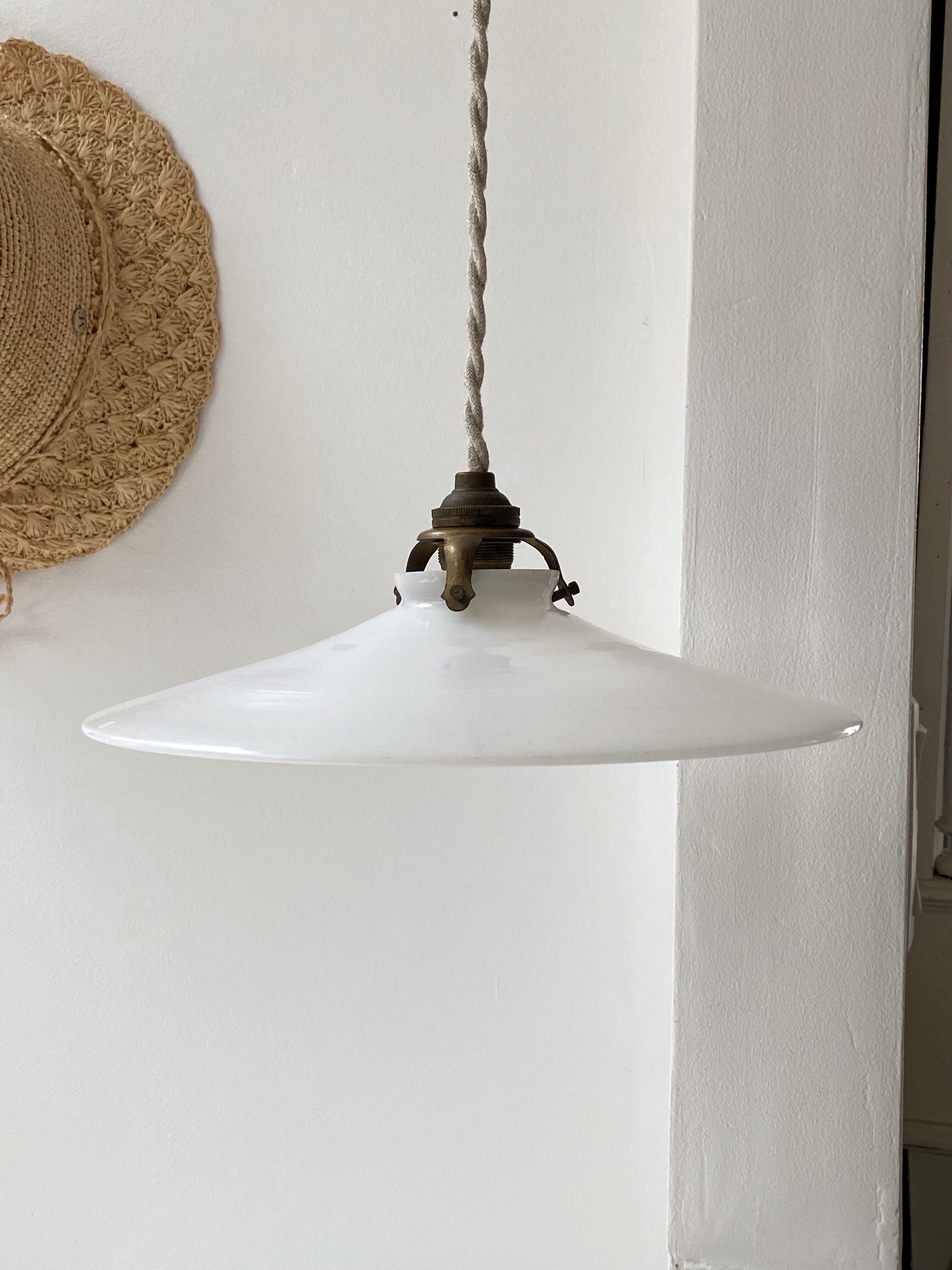 White opaline suspension