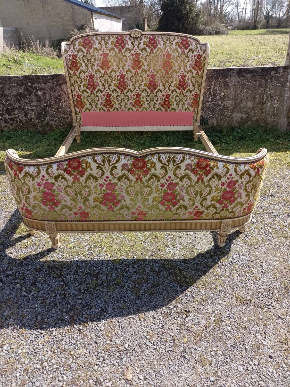 L VI upholstered bed