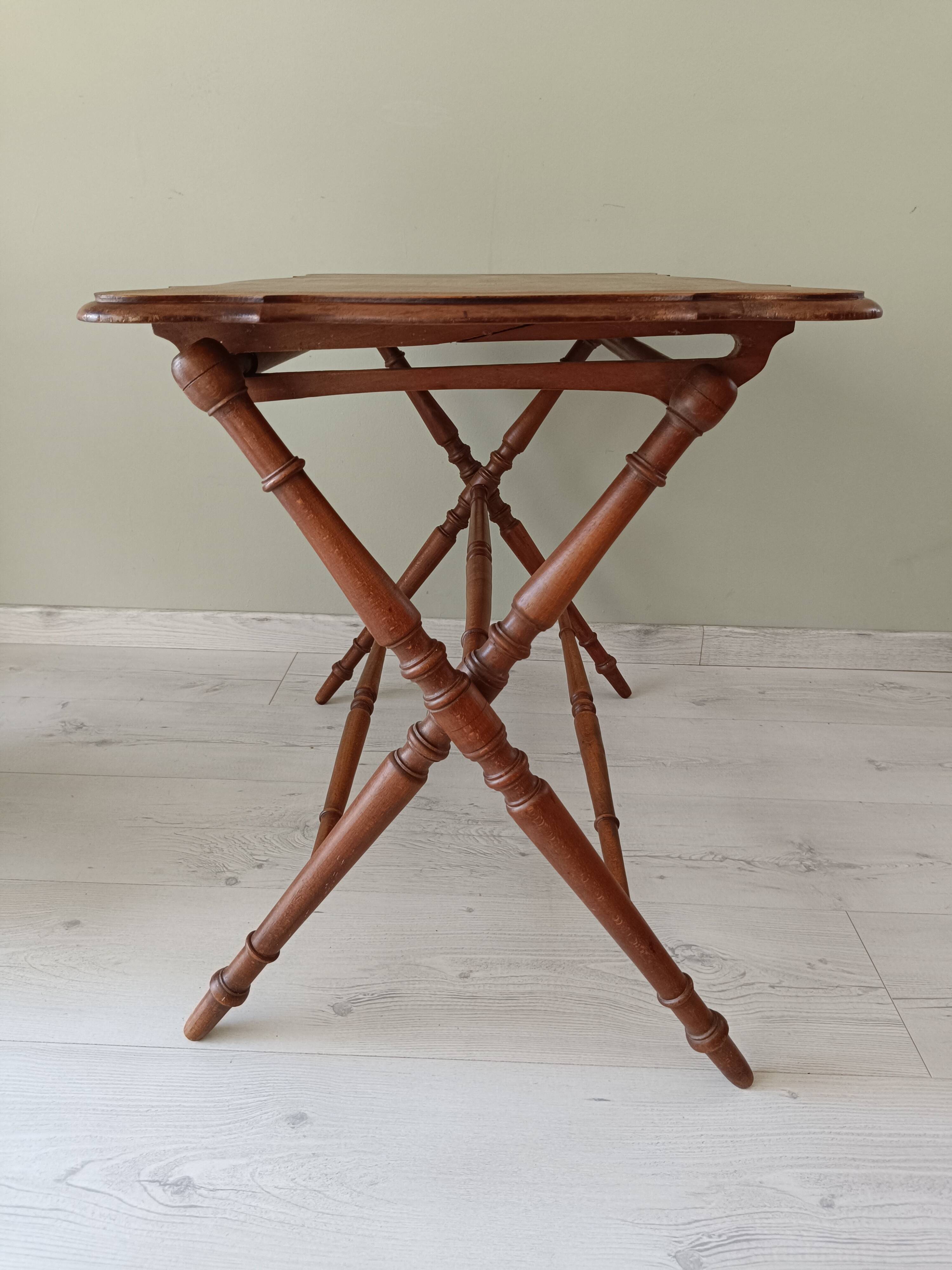 Table pliante vintage aux pieds tournés