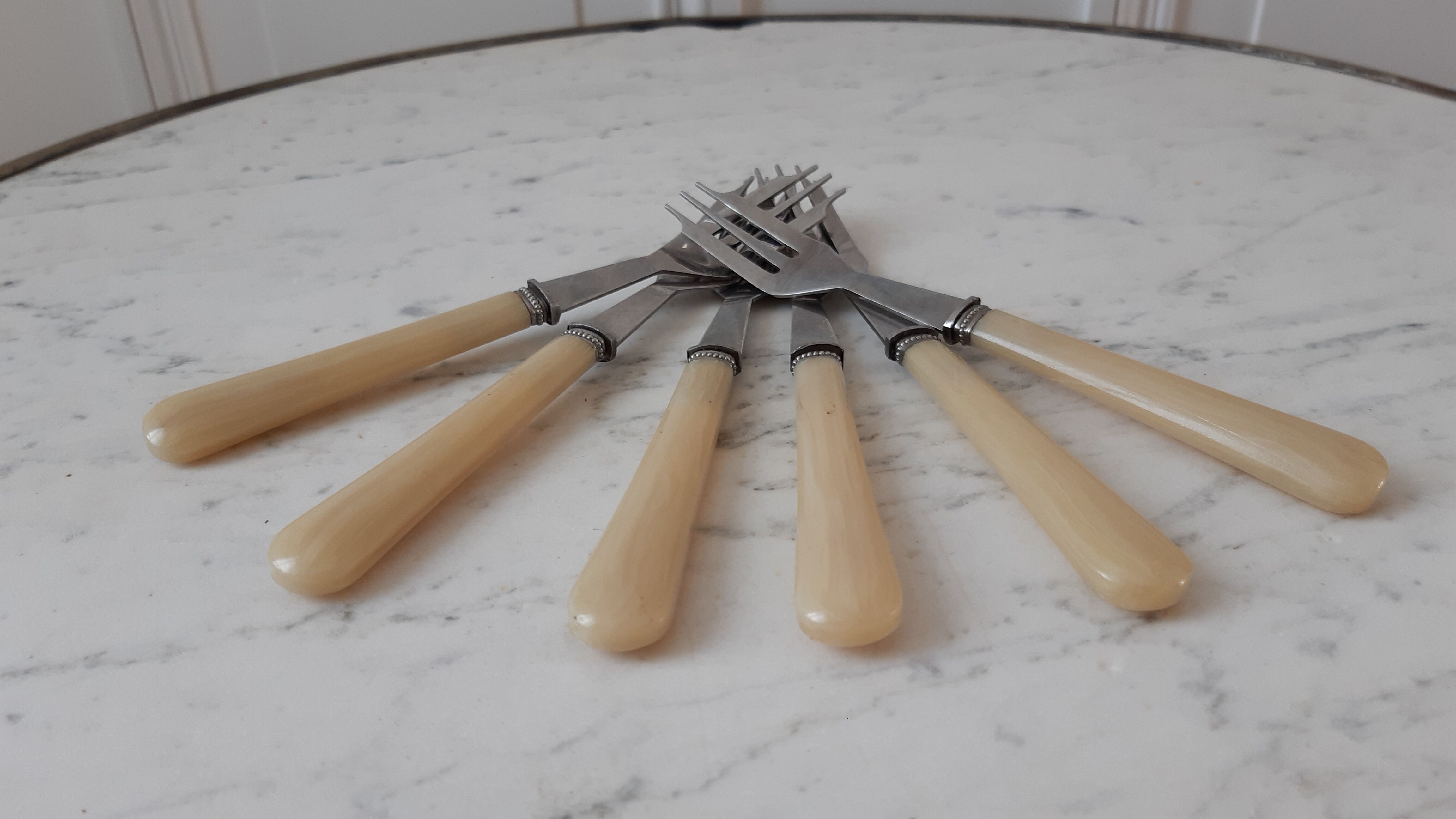 Lot de 6 fourchettes à dessert en bakélite années 60-70