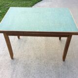 Table en bois massif et skaï vert