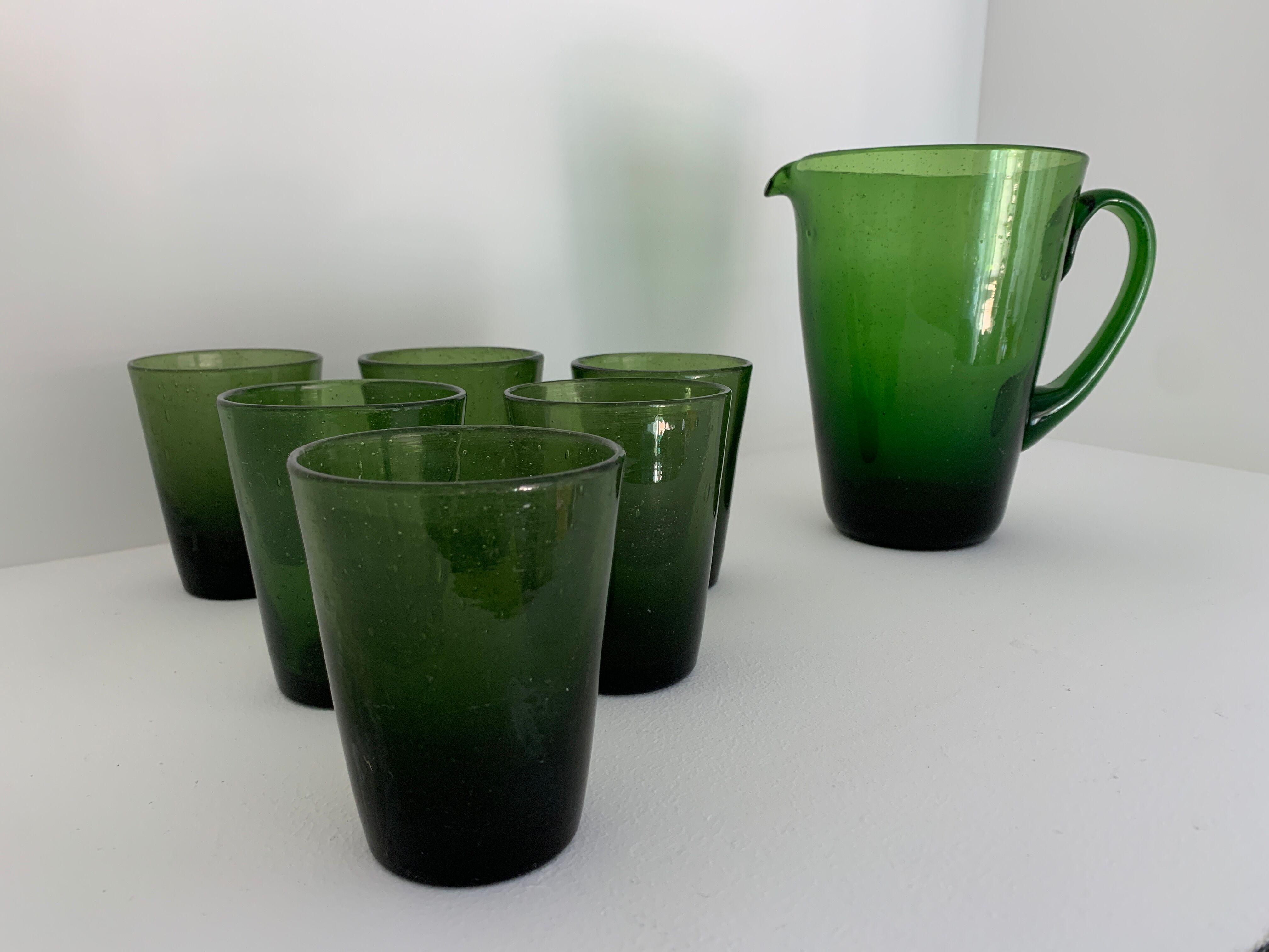 Carafe et 6 verres en verre vert bullé
