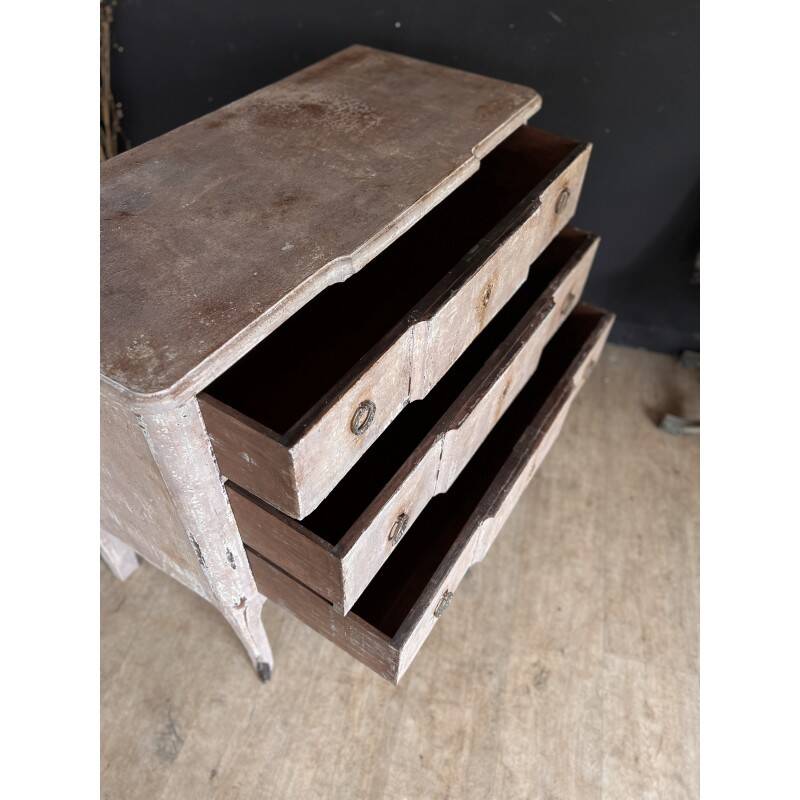 Distressed chest of drawers