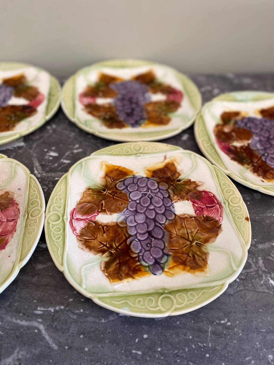 5 assiettes en barbotine