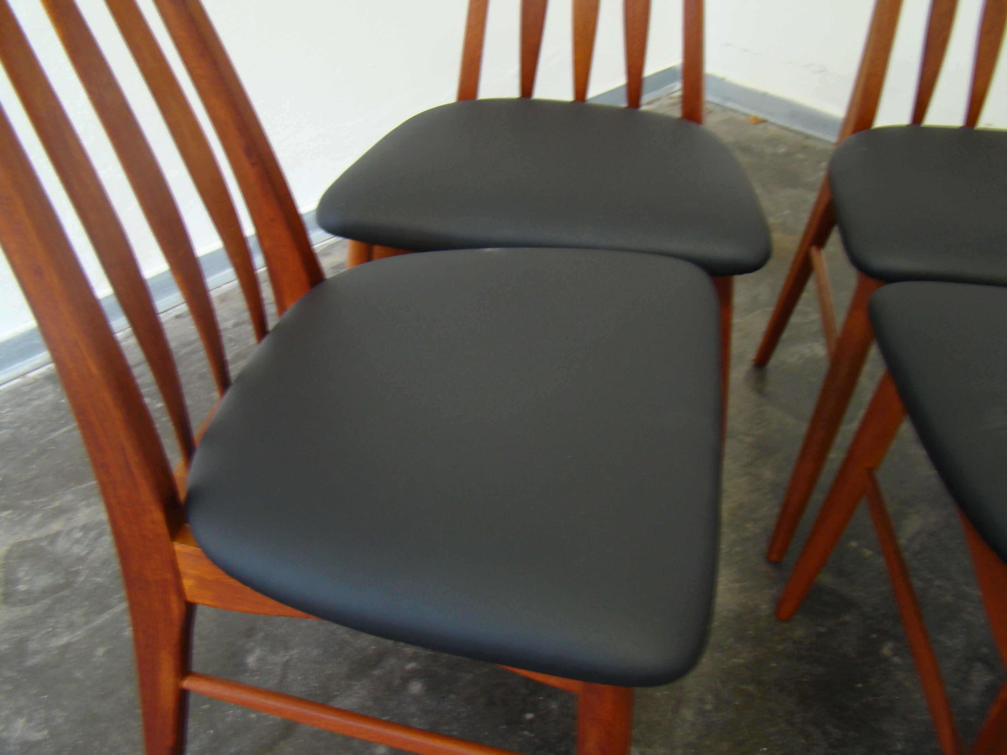 Suite de 4 chaises en teck par Niels Koefoed modèle Eva