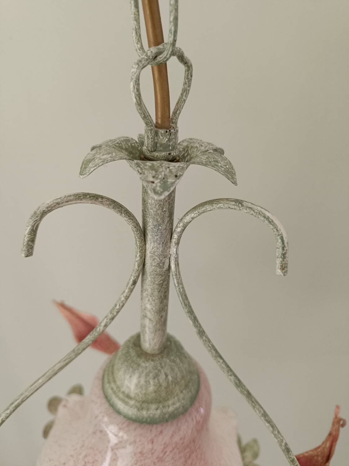 Lustre fer forgé et tulipe verre rose dépoli