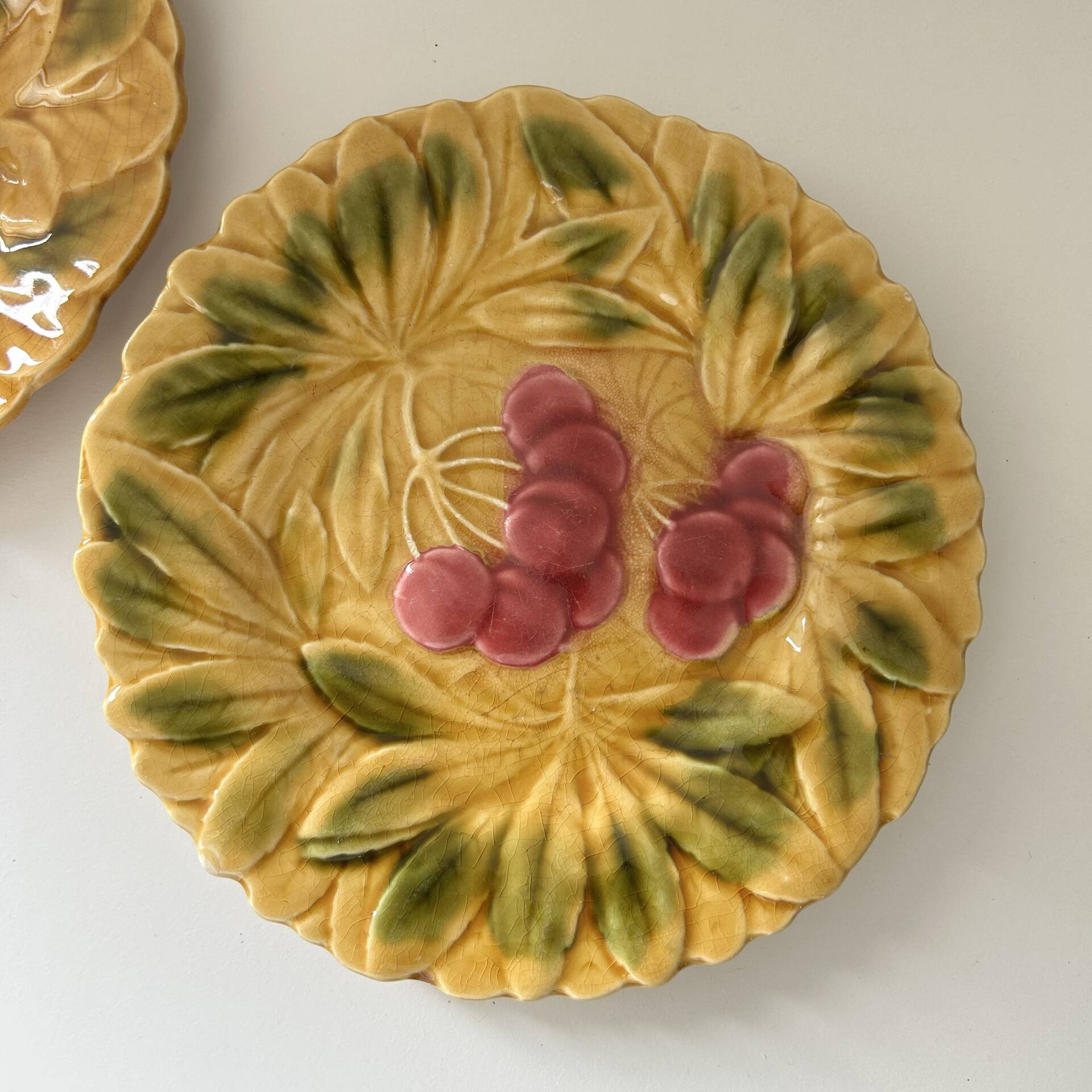 2 assiettes Sarreguemines en barbotine