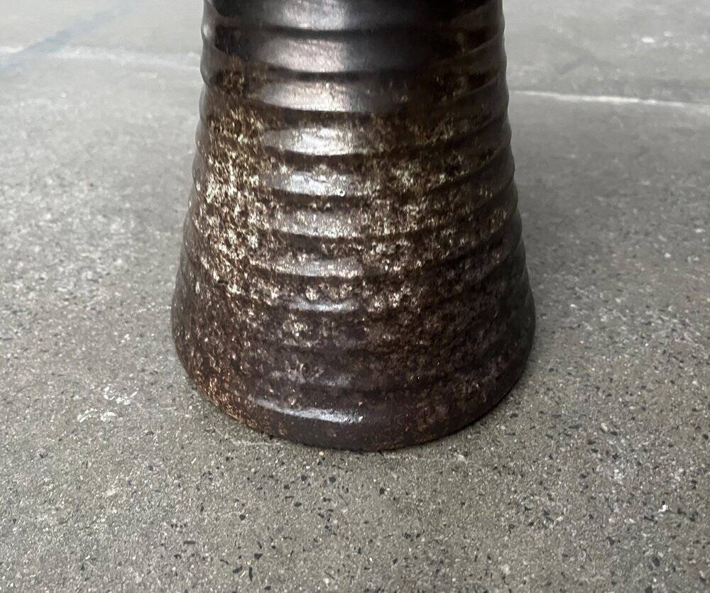 Brutalist studio pottery vase in East German style from the mid-century by Kerstin & Ralf Unterstab for Kunsttöpferei Unterstab KTU, 1960s.