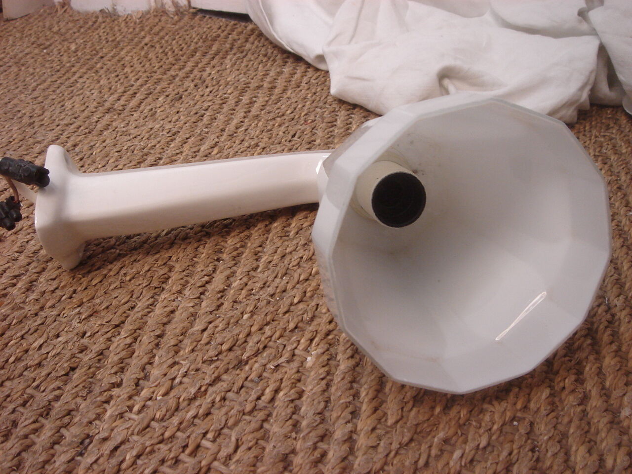 Wall light of 1920/1930 art deco white ceramic