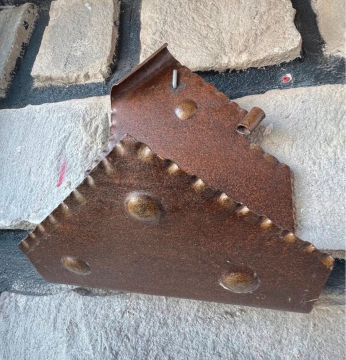 Porte-revues ou porte-courriers mural vintage 1960’s en métal marron