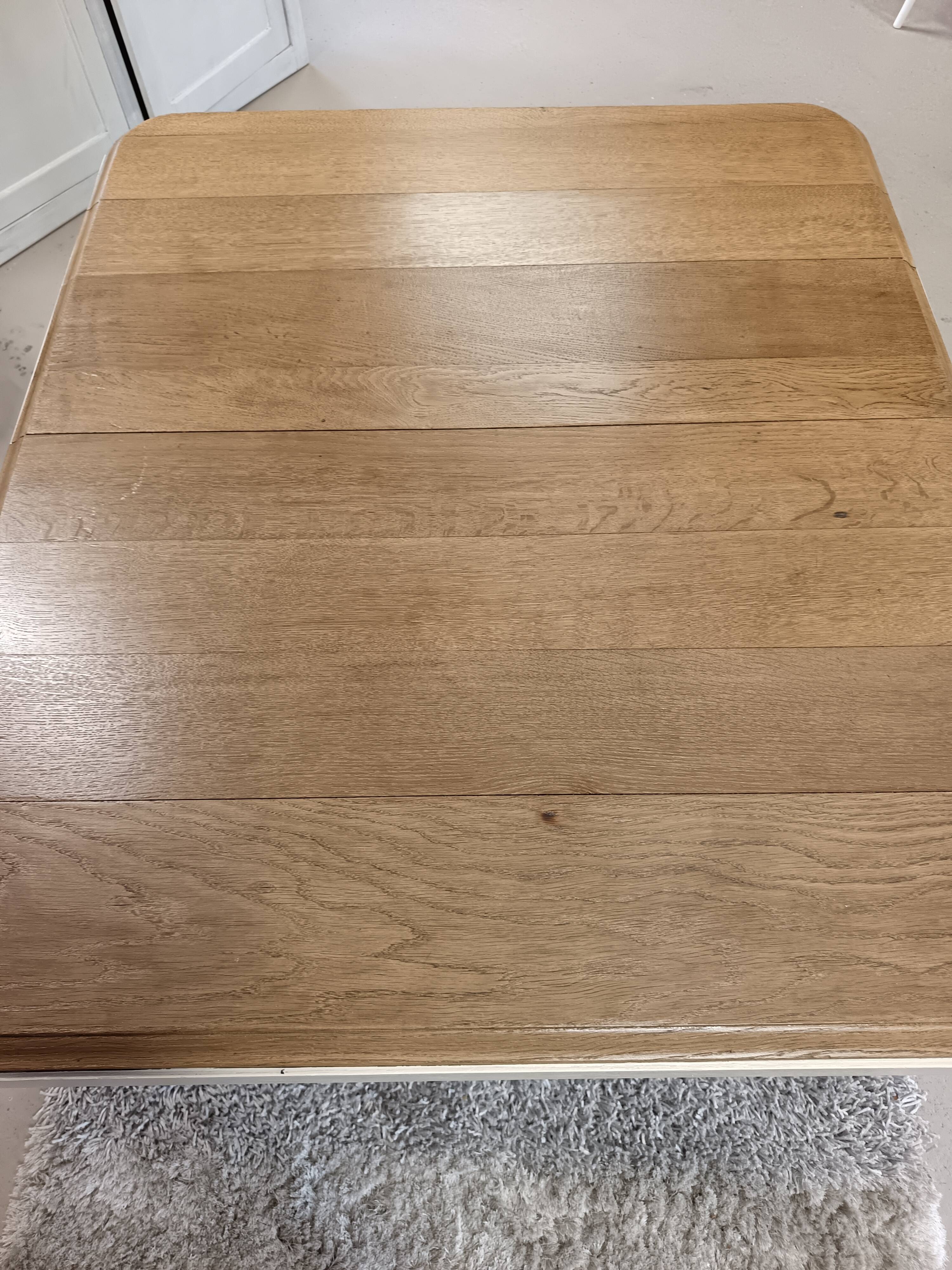 Restored oak table in natural wood and linen.