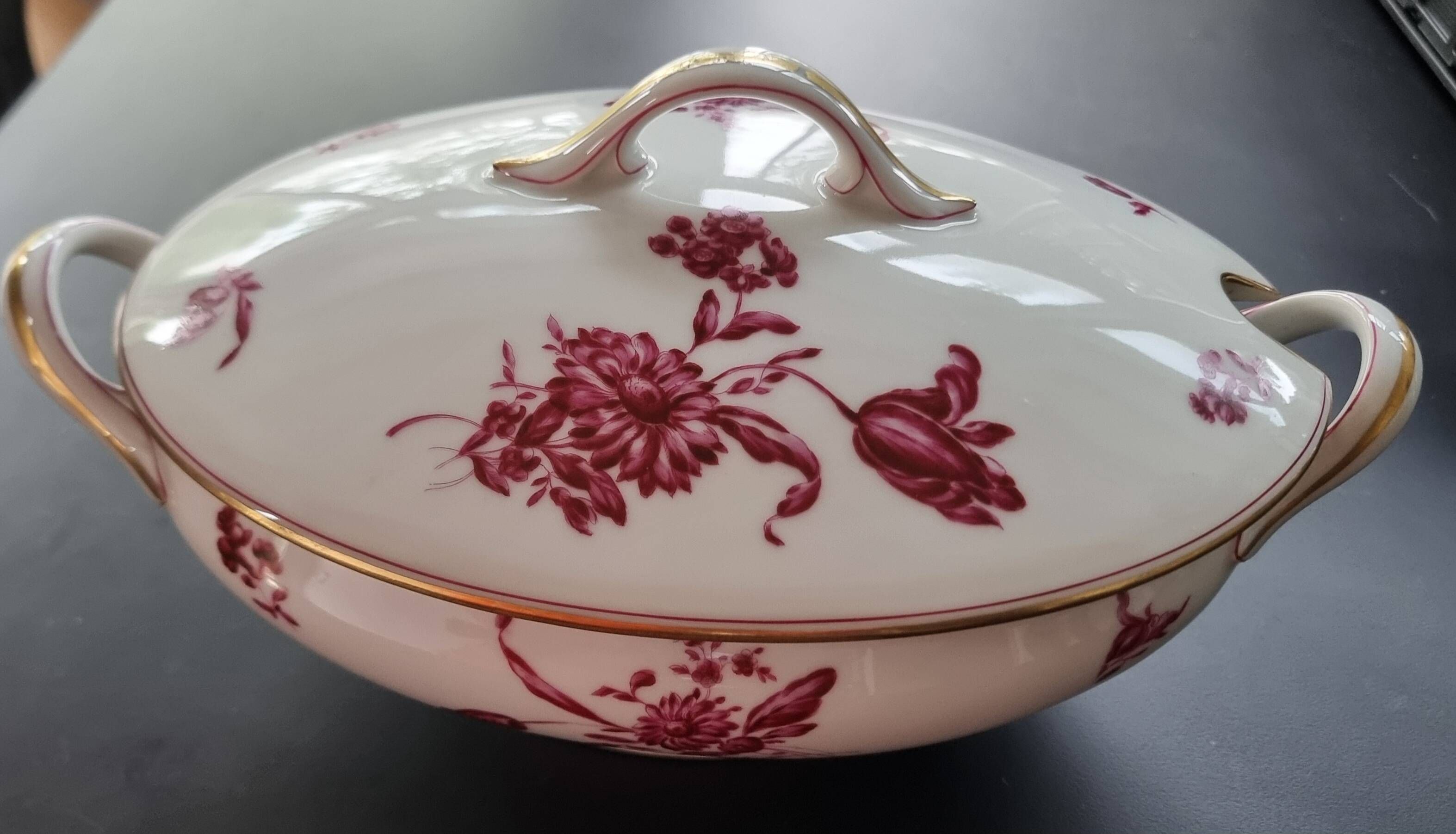 Soup tureen