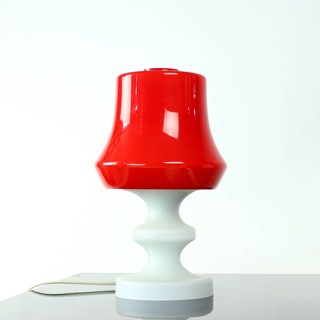Lampe de table en verre opalin rouge et blanc par Stefan Tabery, 1960s