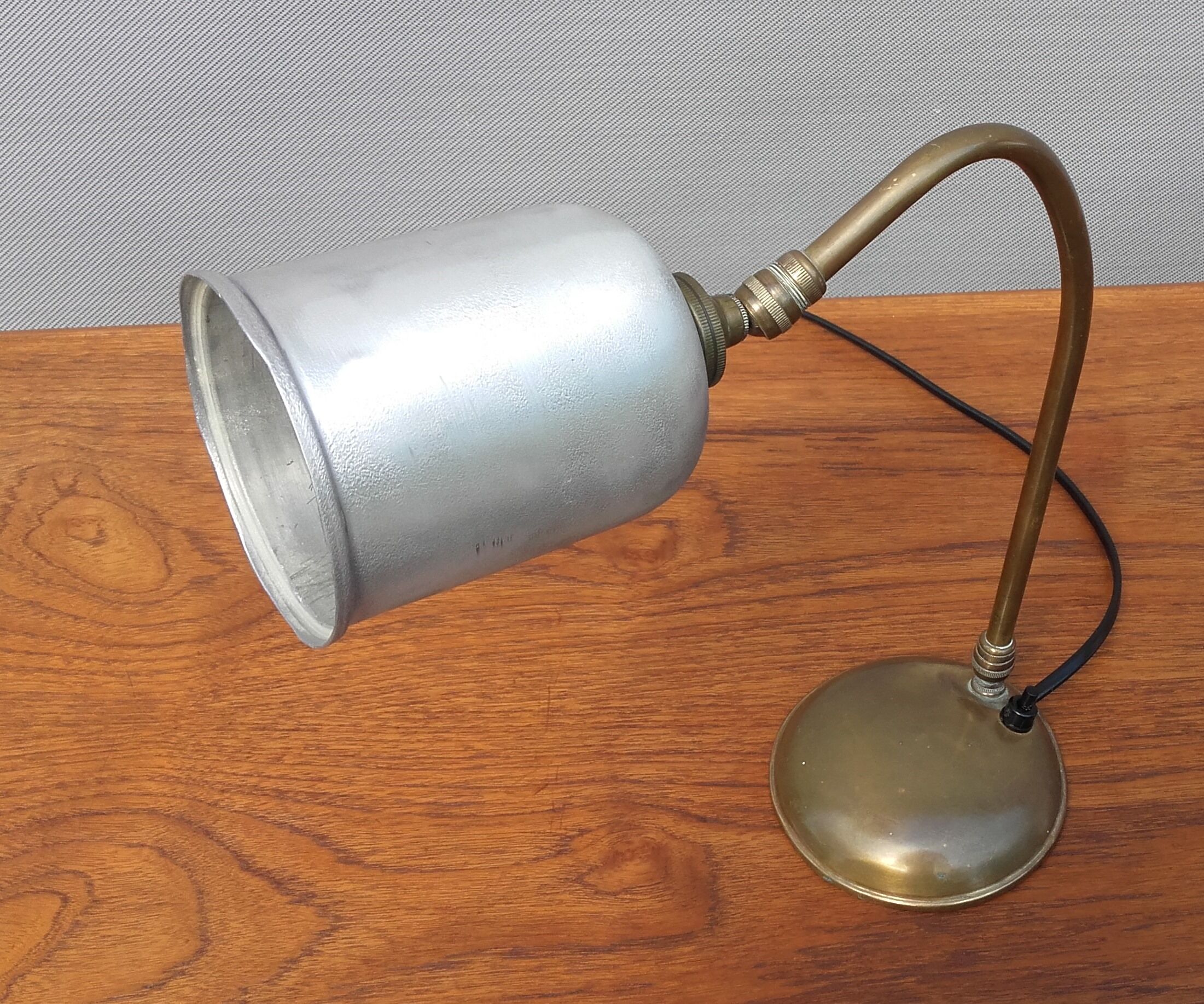 Puppy aluminum 'N' brass curved lamp