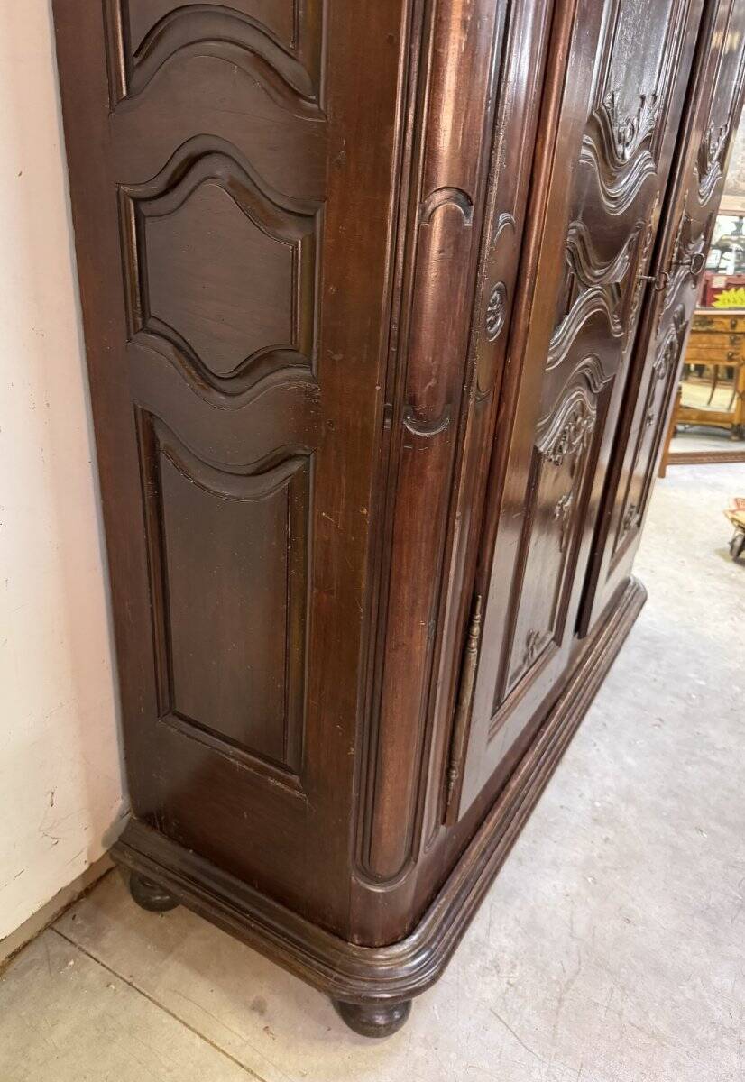 Alsatian wardrobe from the Louis XIII period in solid walnut.