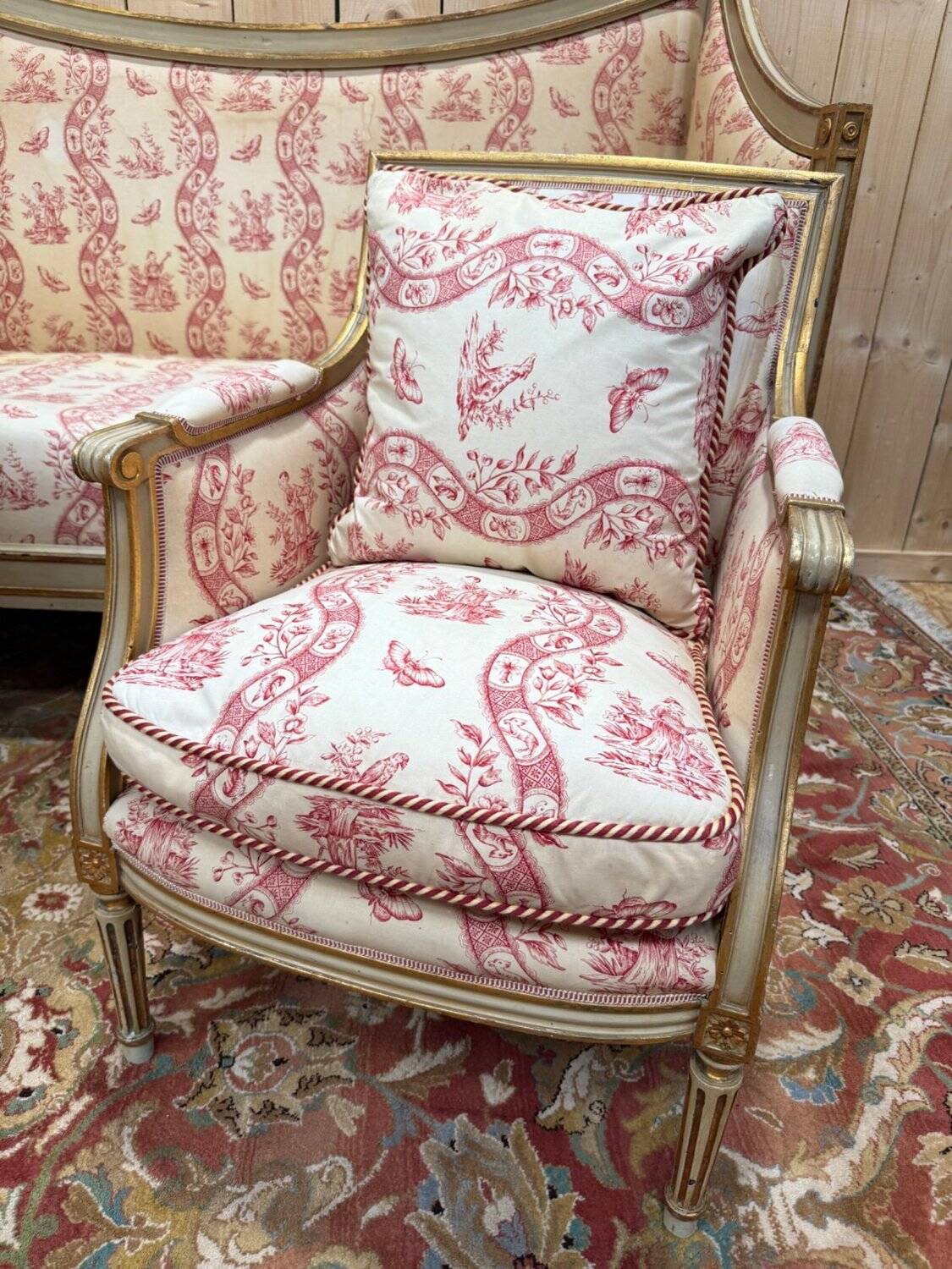Salon canapé et paire de bergères – Époque Louis XVI – Bois réchampi et toi