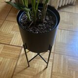Hübsch metal pedestal pot cover